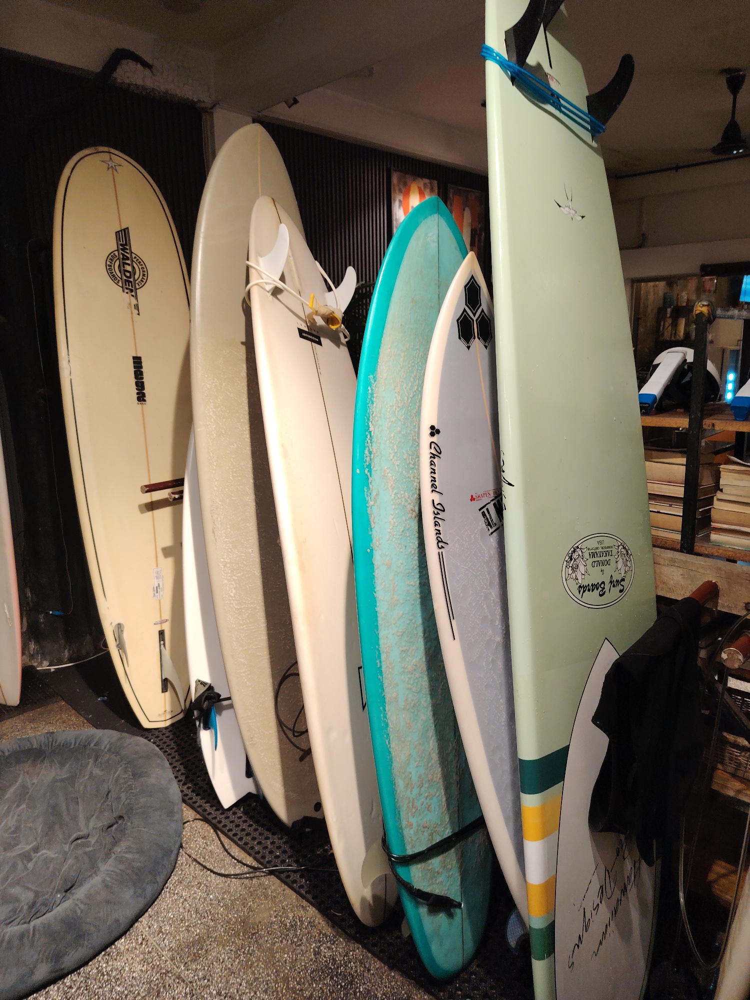 Surf shop and cafe documented in 10-minute observation period