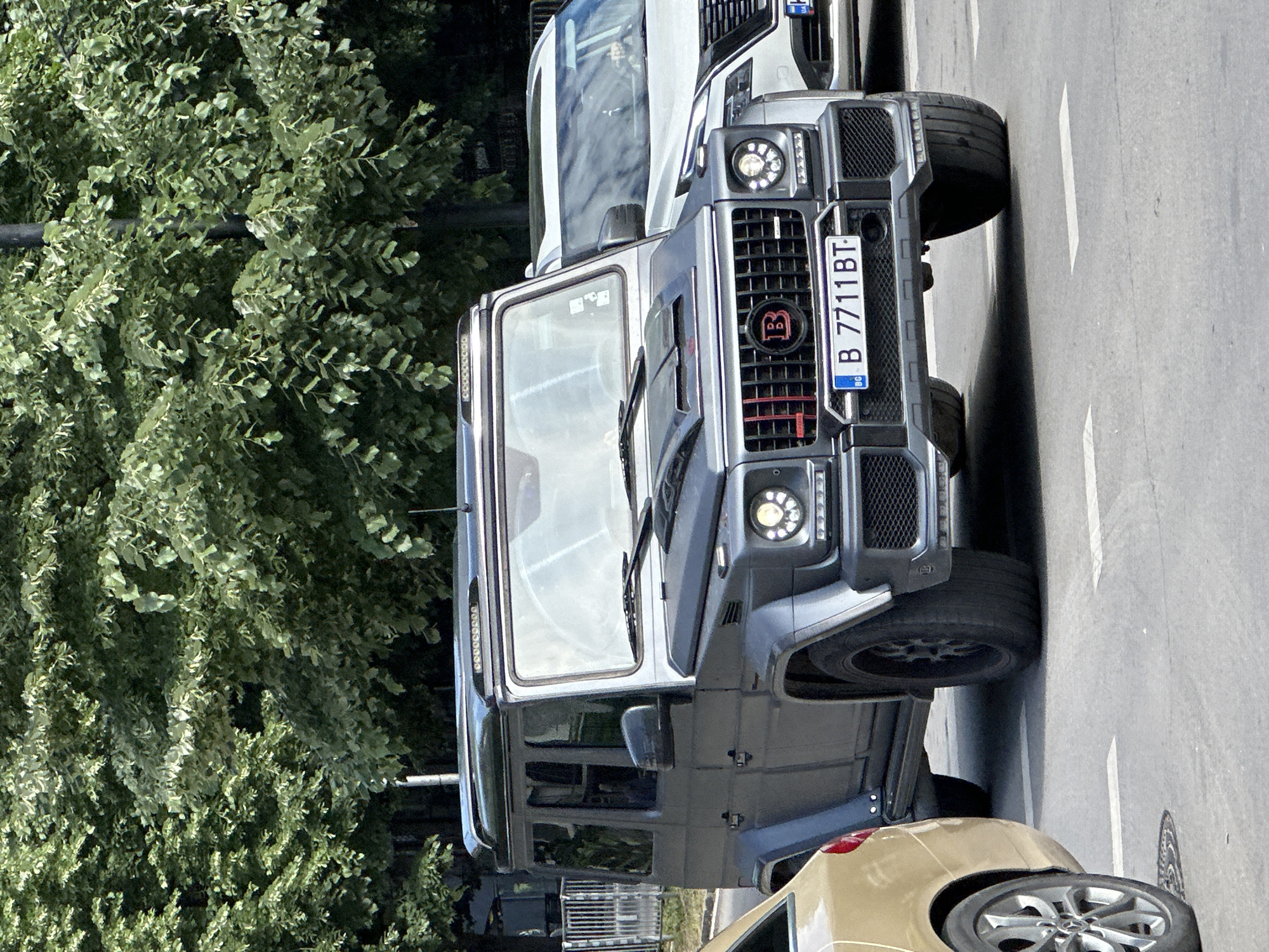 Luxury SUVs spotted during morning dining scene in Varna