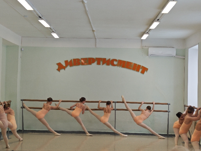 Young dancers practice ballet at Novokuybyshevsk studio