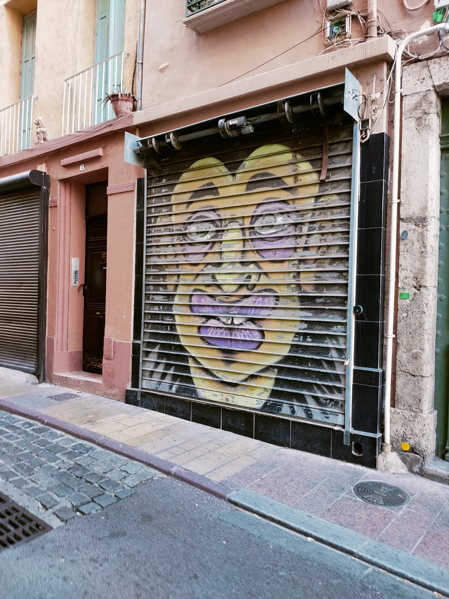 Street-level tour of Perpignan's old town on a summer afternoon