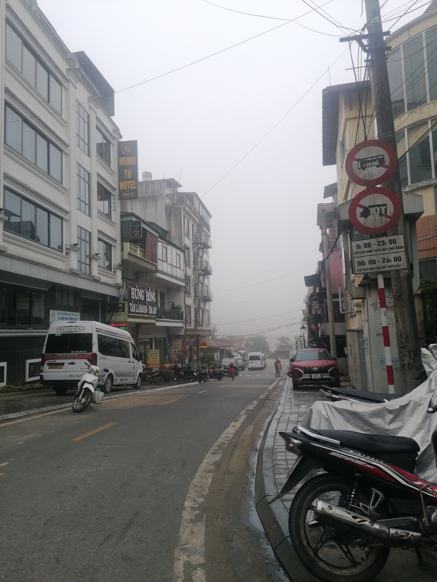 Morning fog blankets Sa Pa streets as daily life continues