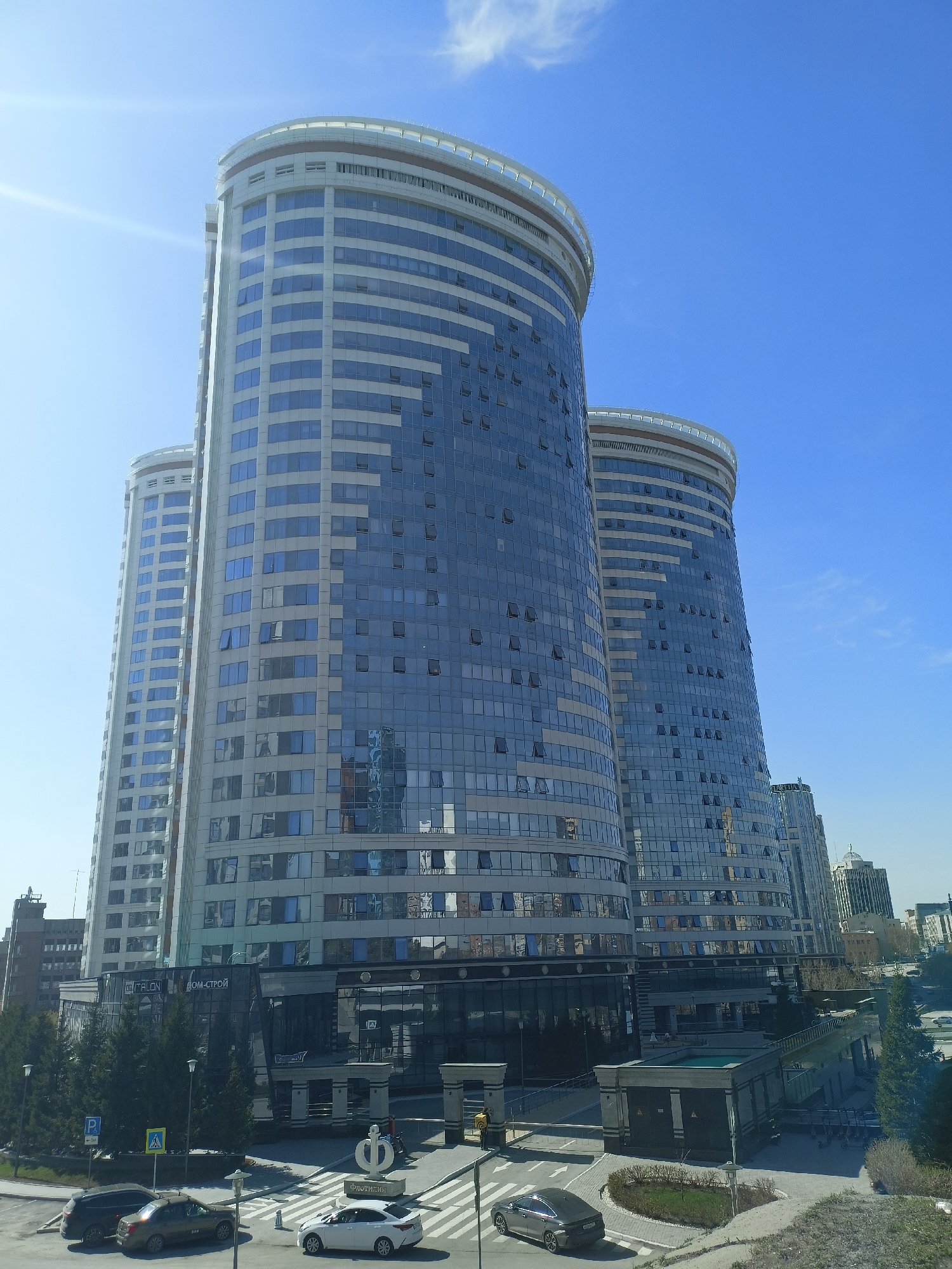 Witnesses document sunny spring morning in modern Novosibirsk cityscape