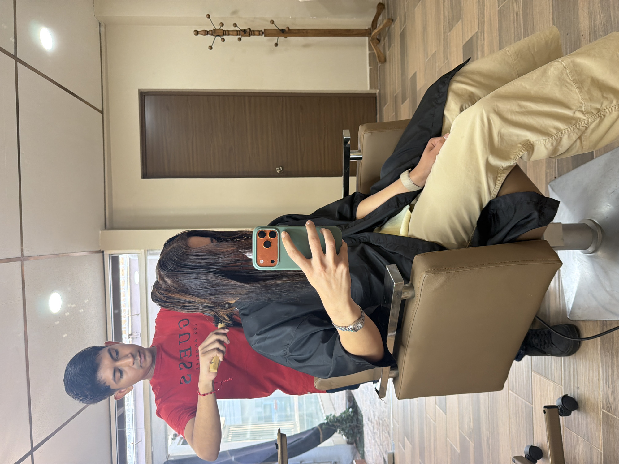 Woman documents late-night haircut session at Villahermosa salon