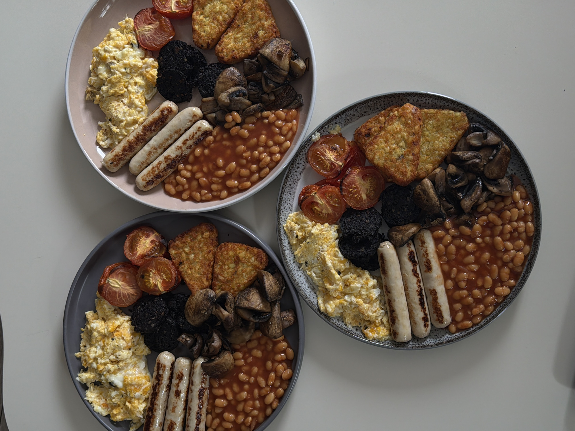 London witness documents breakfast, mirror reflection, nail salon visits