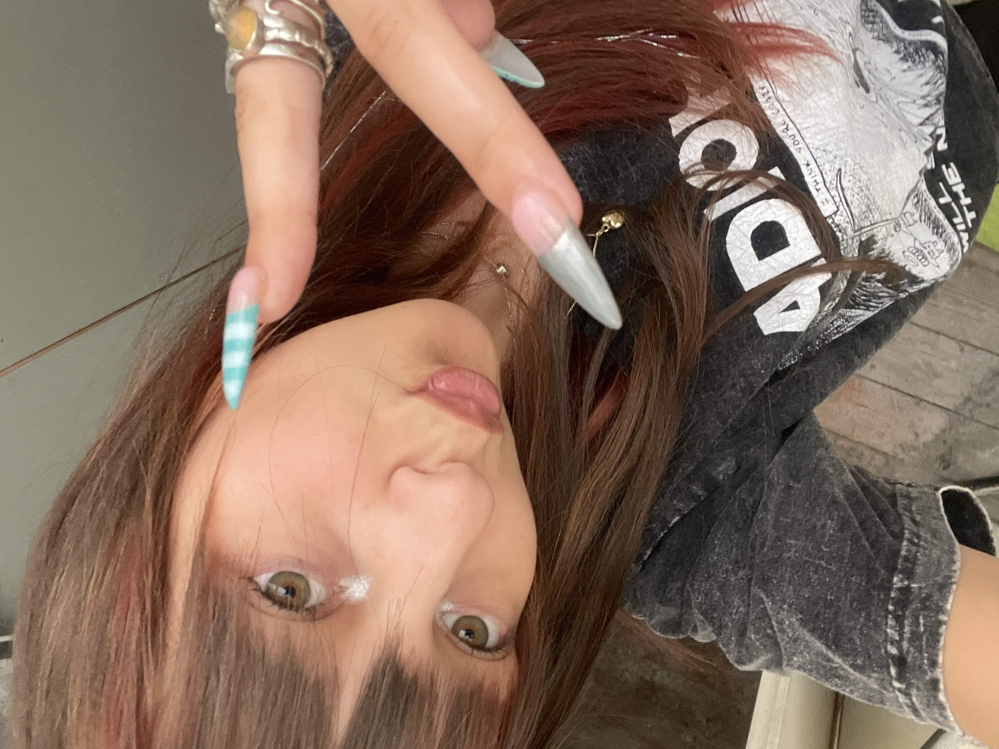 Quick selfie session in Raanana, graphic tee and accessories