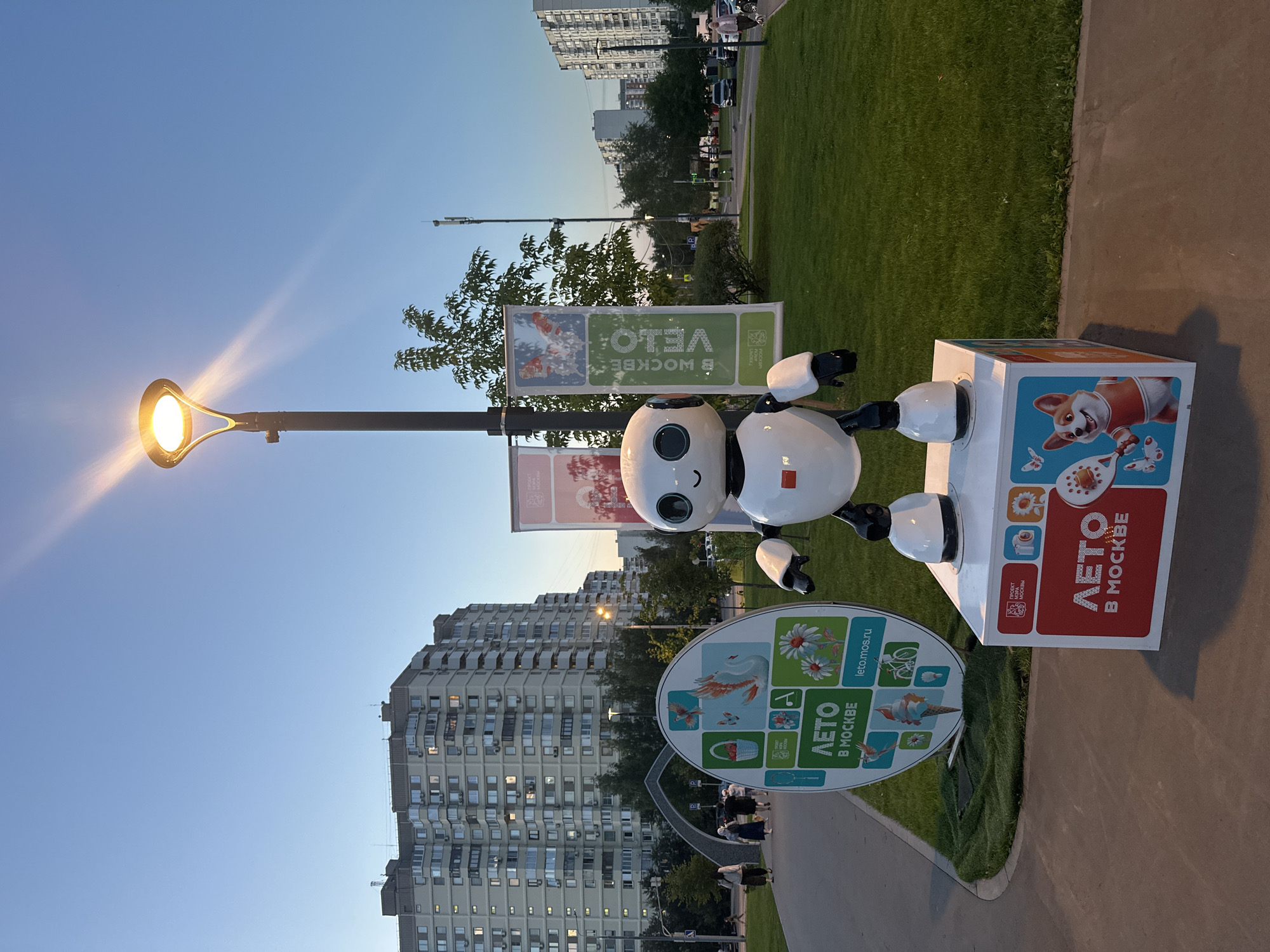 Robot sculpture in a Moscow park, dusk to night