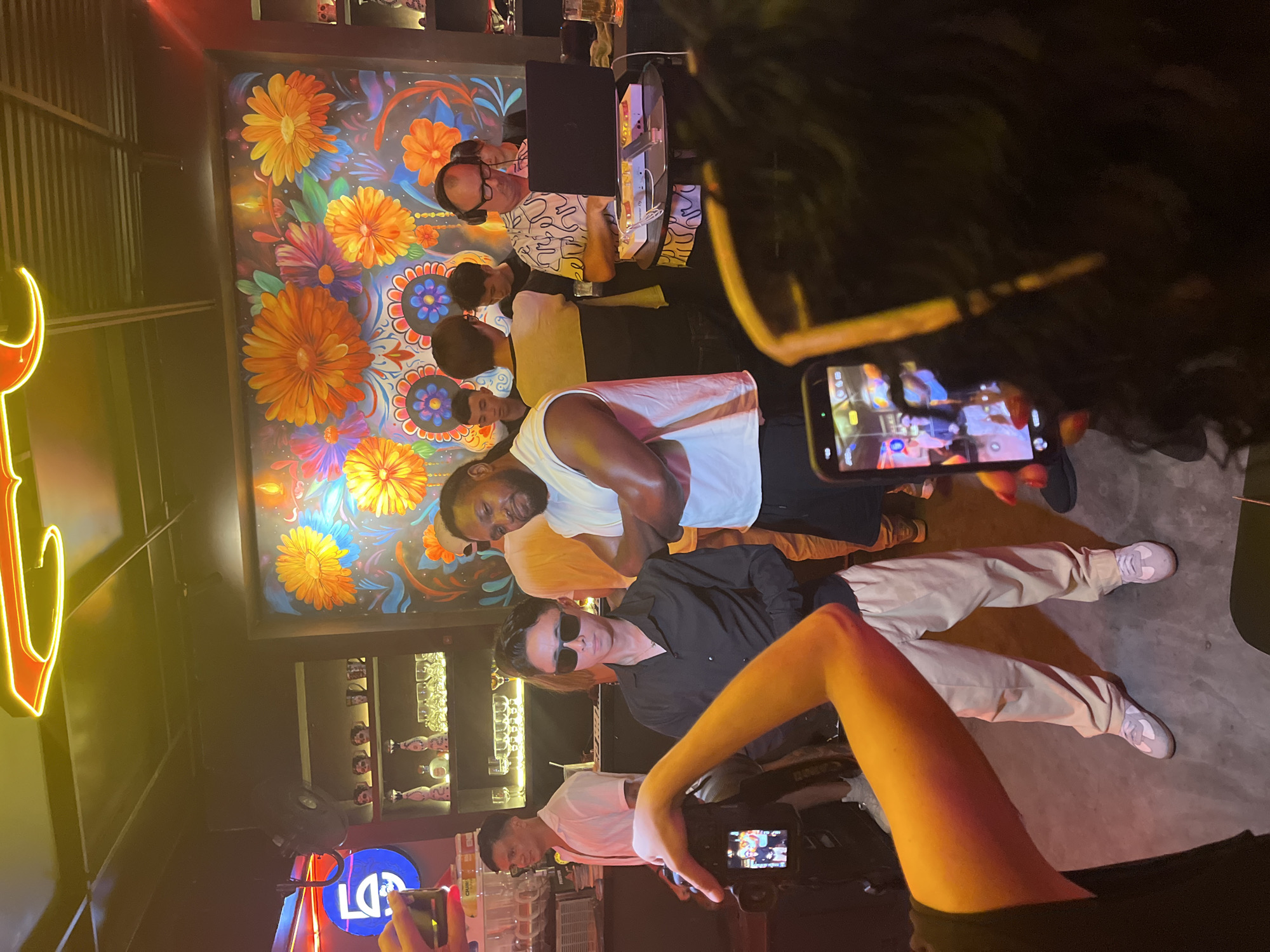 Afternoon social gathering documented at Đà Nẵng entertainment venue