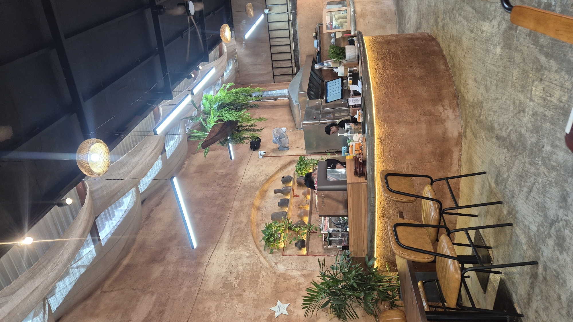 Morning coffee and pancakes at a rustic Đà Nẵng café