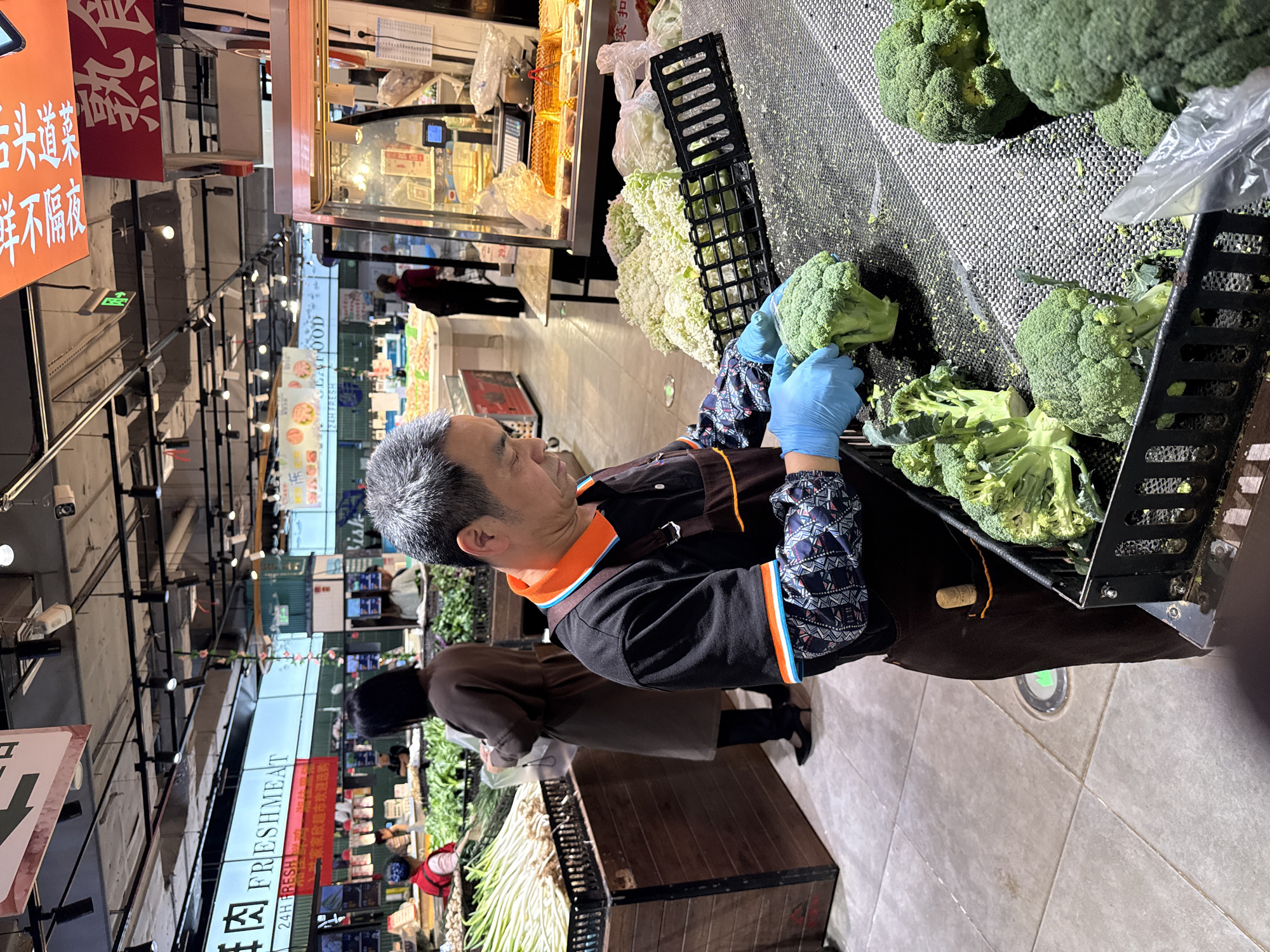 Routine shopping and daily life captured in Jiangjin commercial district