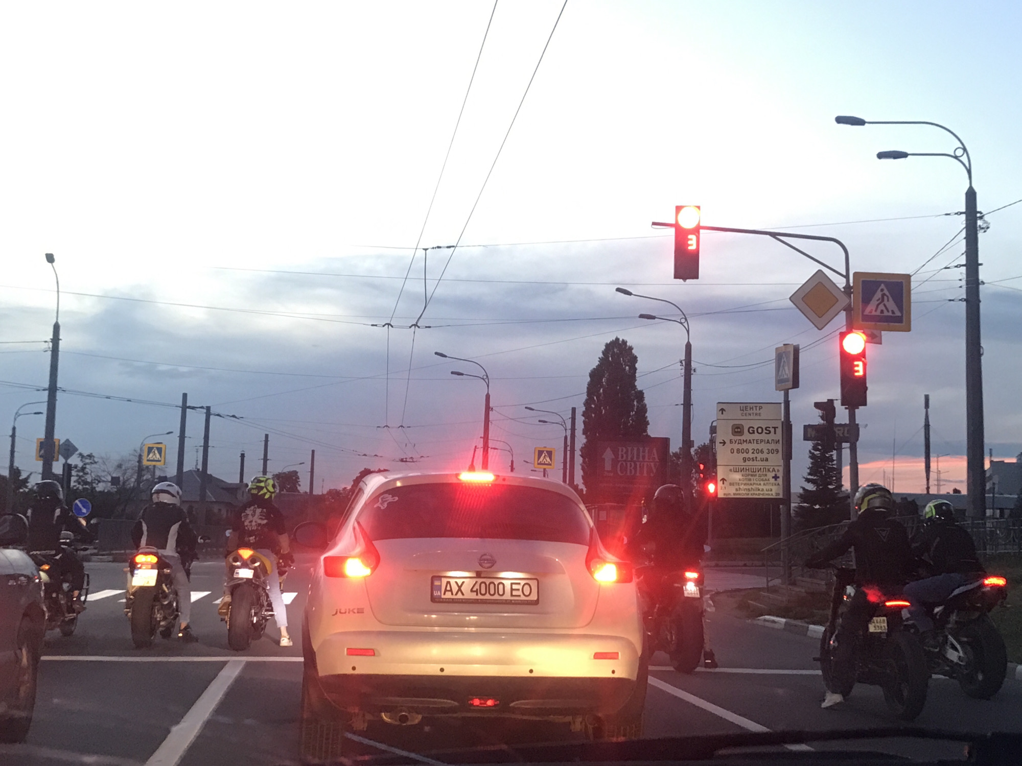 Vehicle stops at traffic light during dusk in Kharkiv