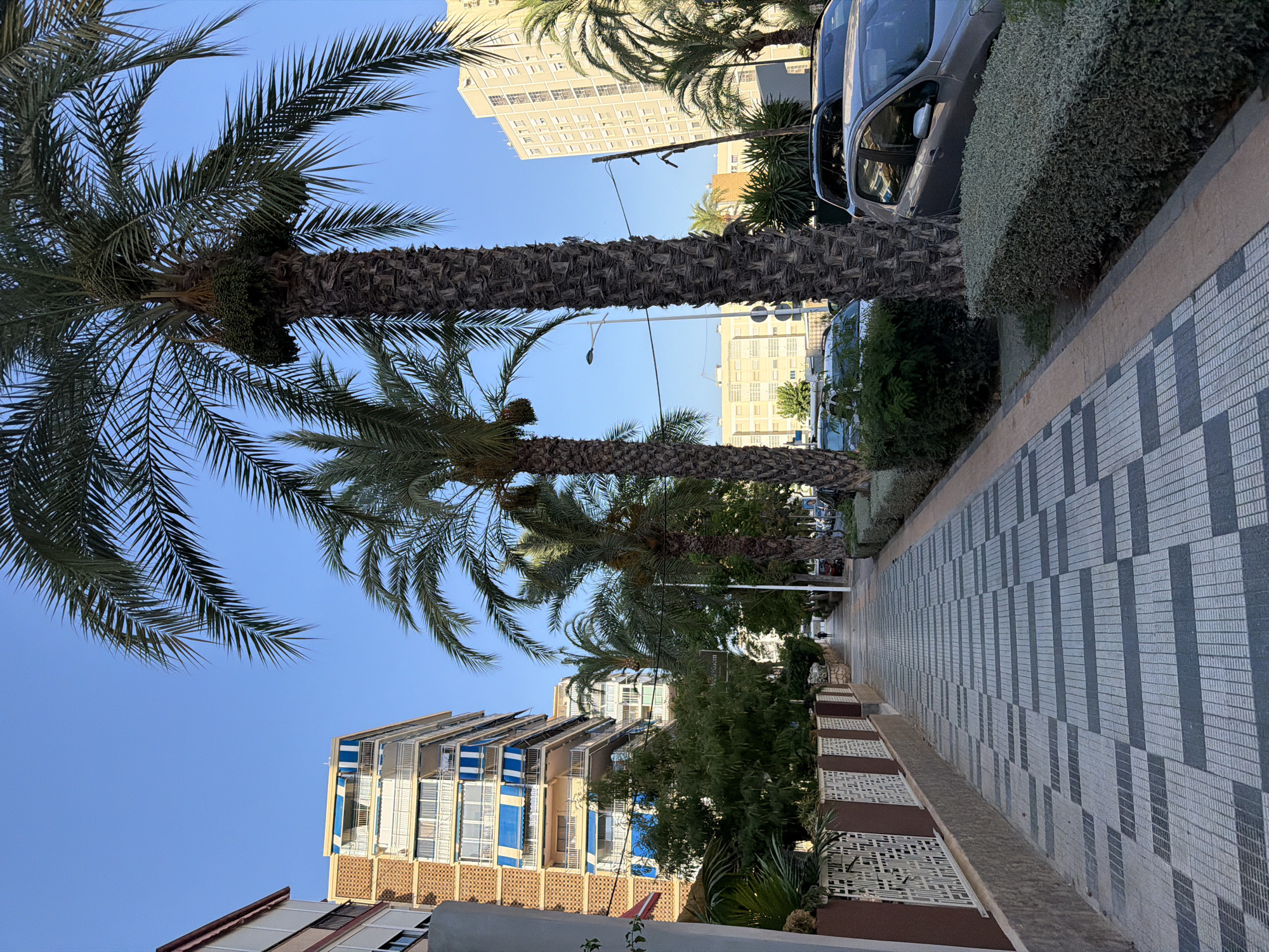 Coffee stop and street-level Benidorm on a summer afternoon
