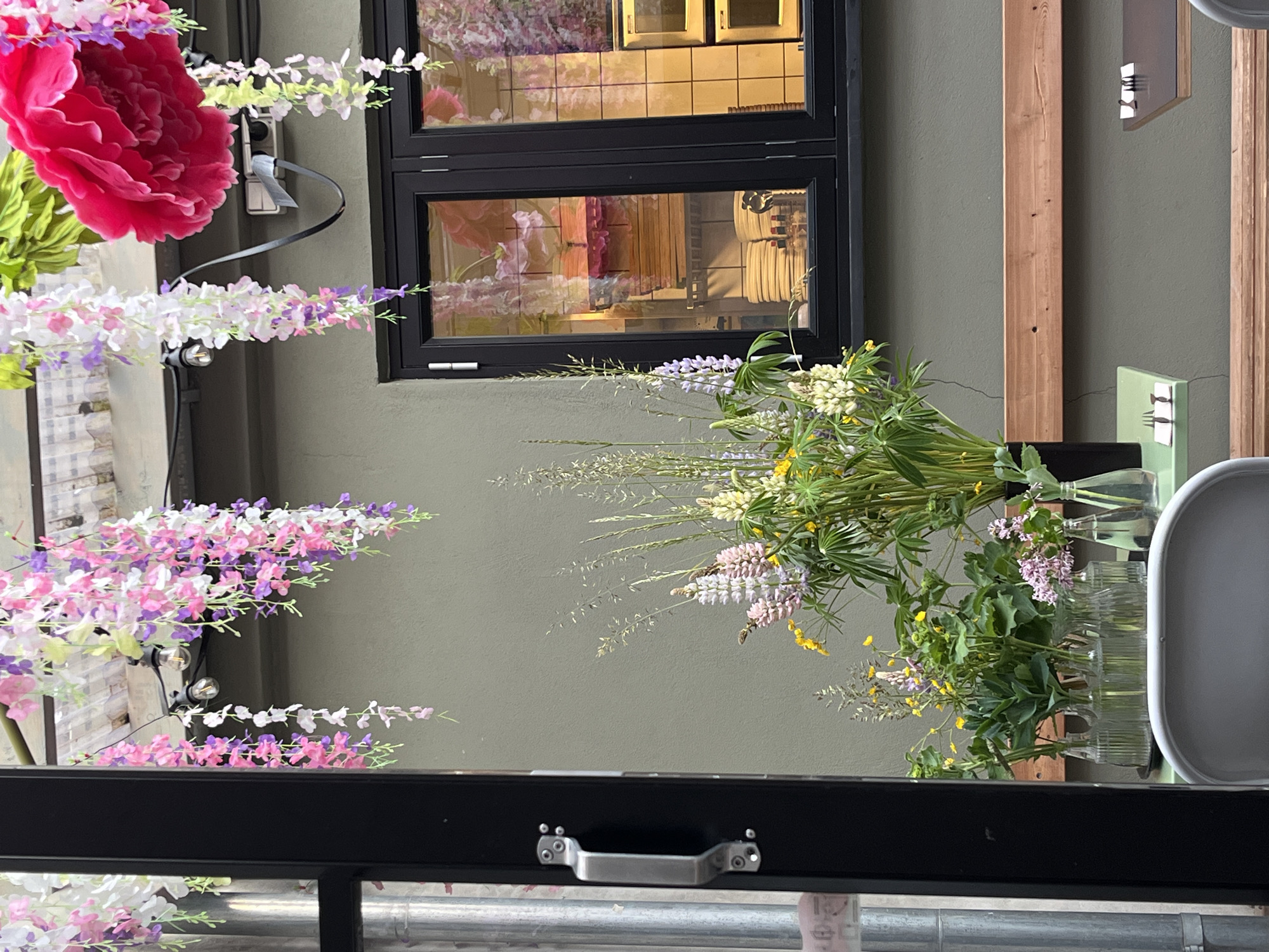 Casual dining moment captured in flower-adorned Aarhus setting