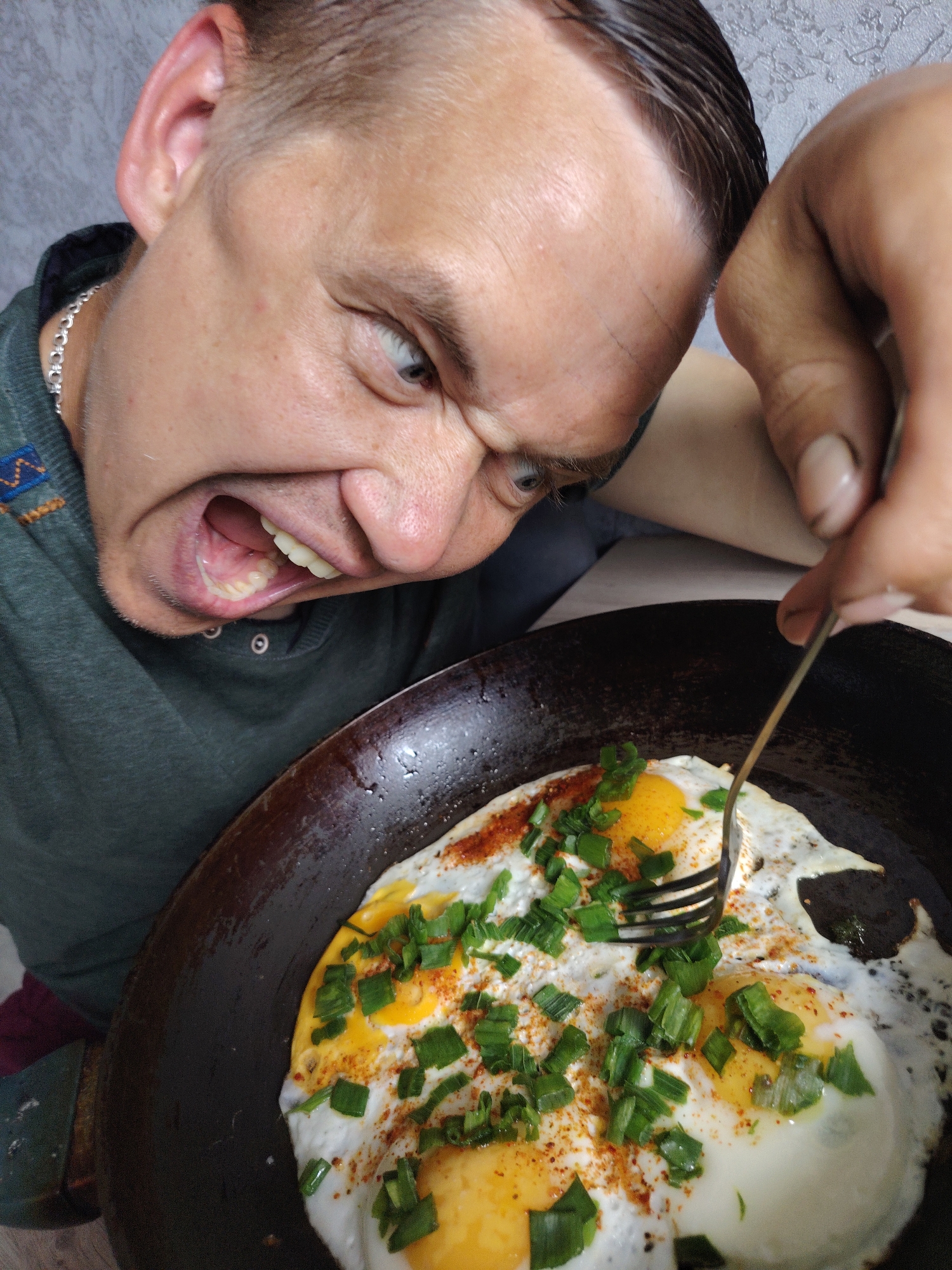 Breakfast time in Chaikovsky: fried eggs, green onions, good vibes