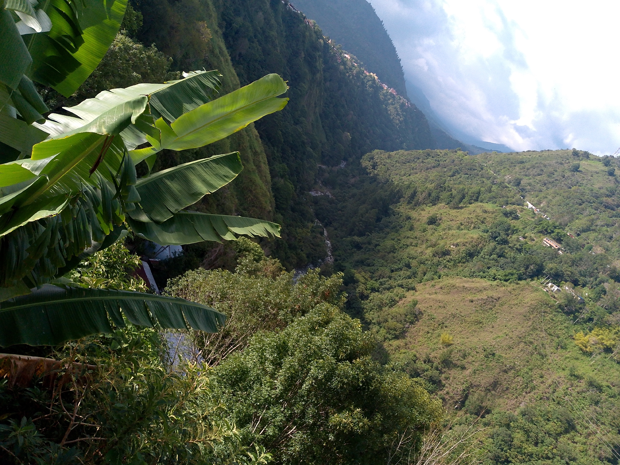 Outdoor speaking event captured in mountainous Mérida, Venezuela