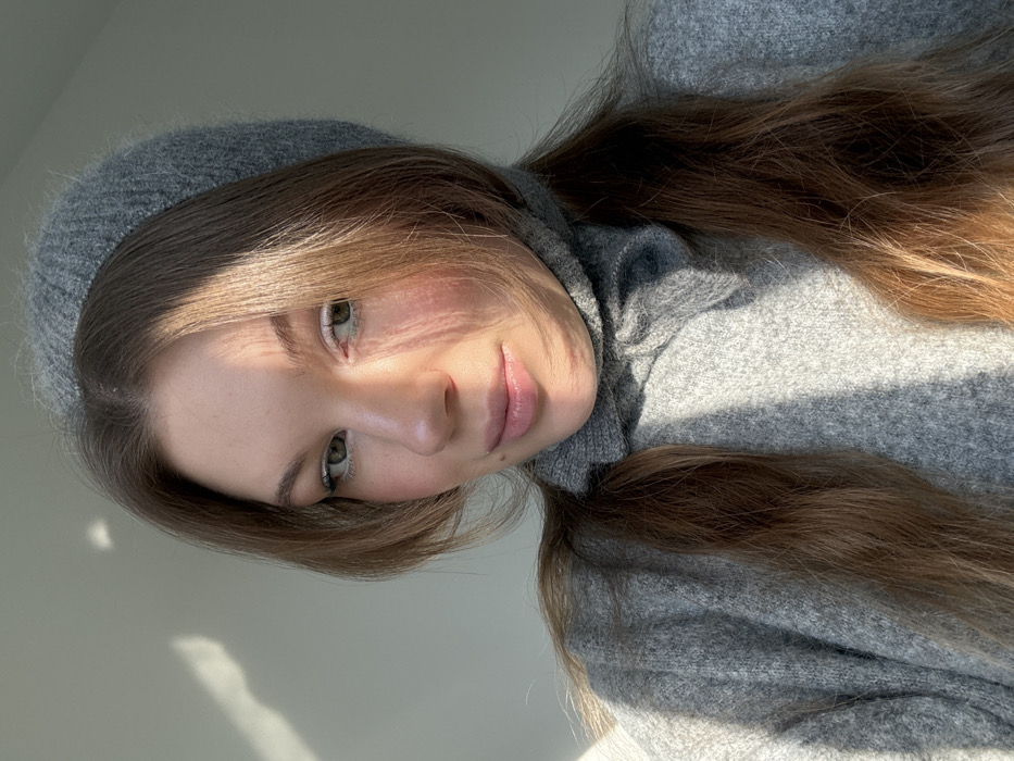 Woman documents morning makeup routine in Belgrade's Vozdovac district