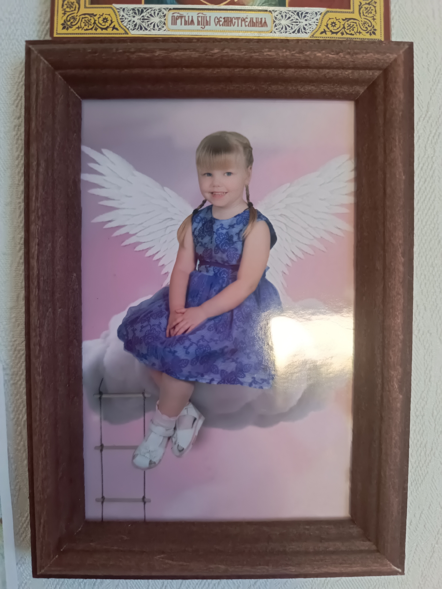 Witness observes framed photograph of girl with angel imagery