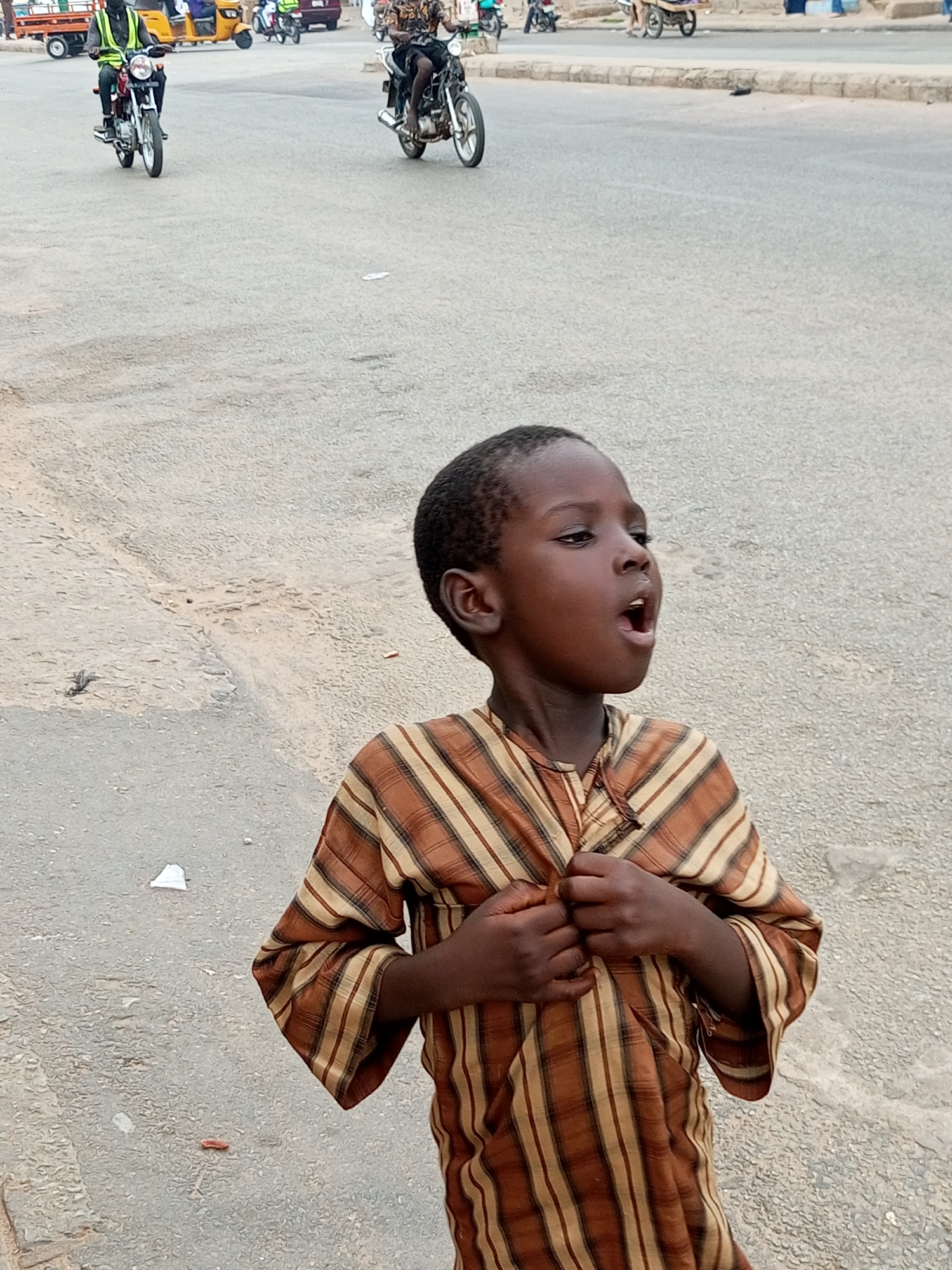 Street market life in Arawa, Nigeria on a busy morning