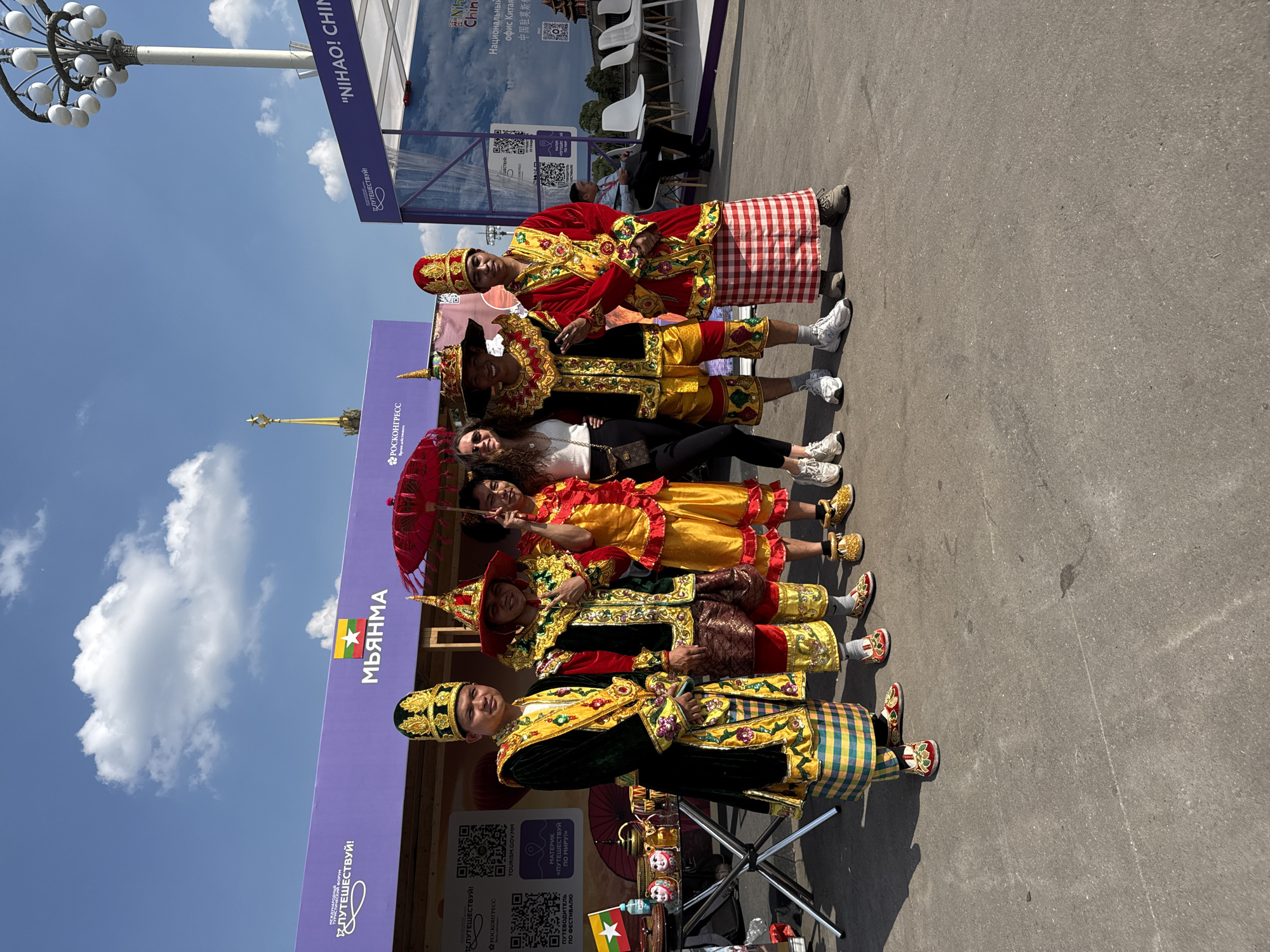 Sunny afternoon brings families to Moscow's VDNKh exhibition center