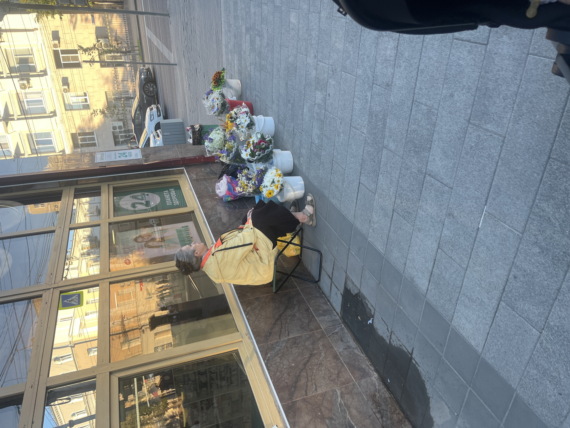 Evening in Novaya Usman': flowers, café tables, and a fountain stroll