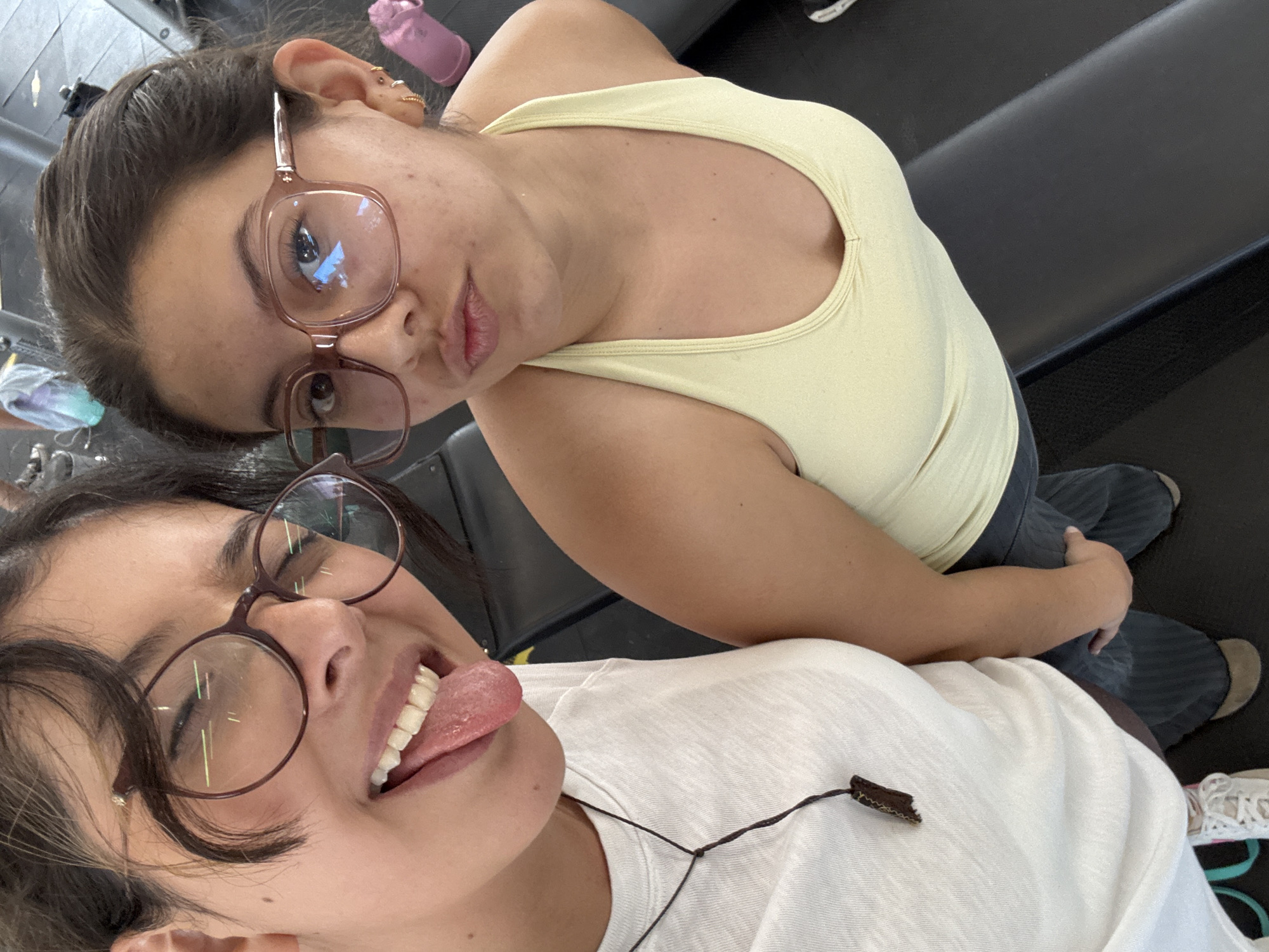 Friends take gym selfies in San Andrés Cholula fitness center