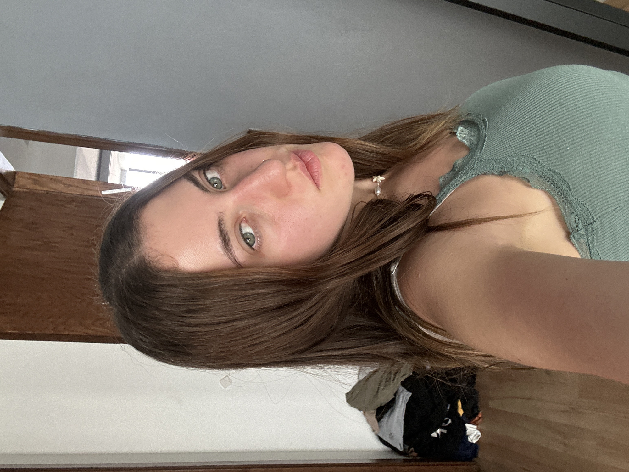 Woman documents daily routine through mirror selfies in Mexico