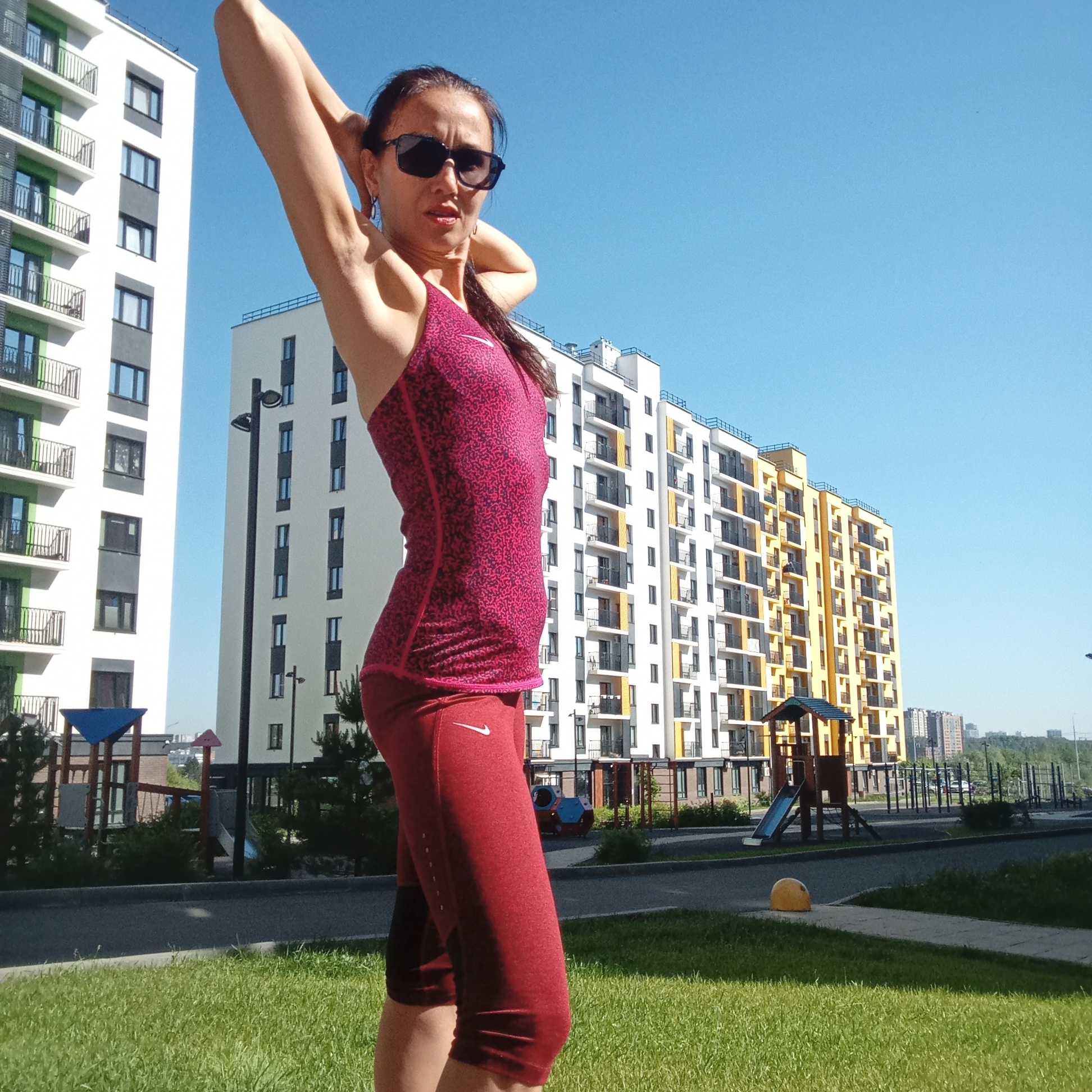 Woman in pink athletic wear spotted in Pervomaysky park