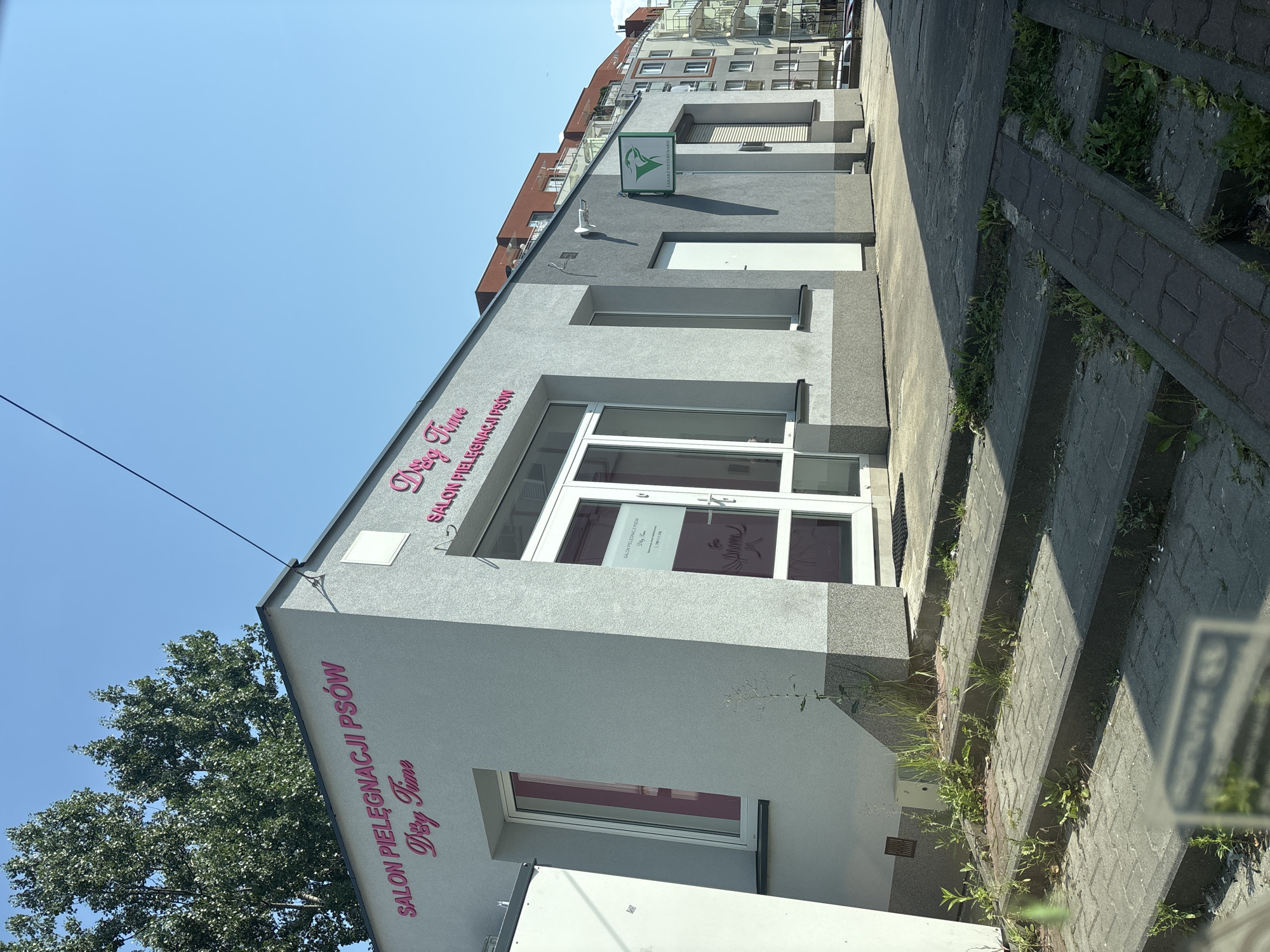 Krakow neighborhood strip: shops, vet clinic, and parcel lockers