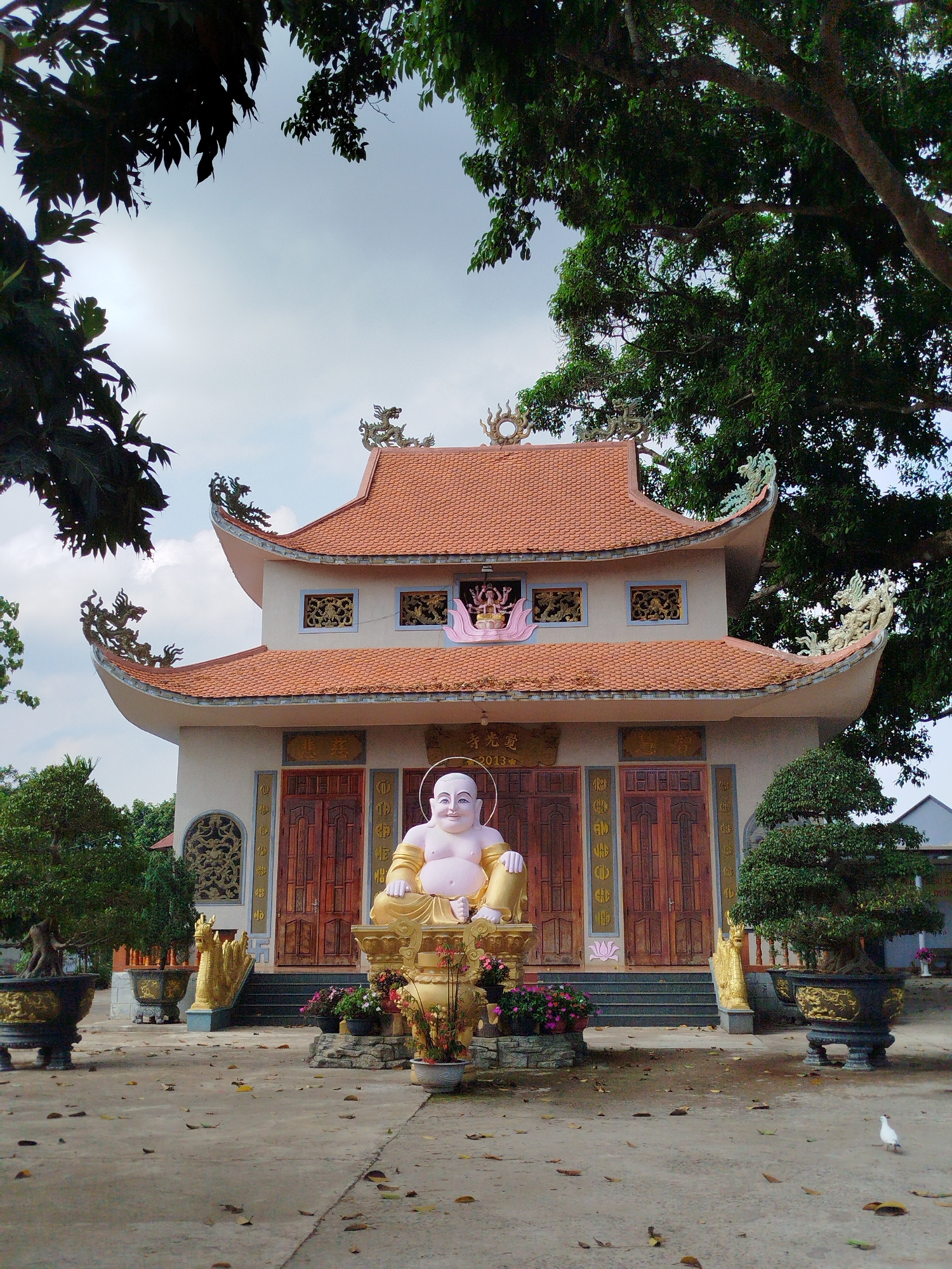 Religious sites documented across three Vietnamese communities in morning tour