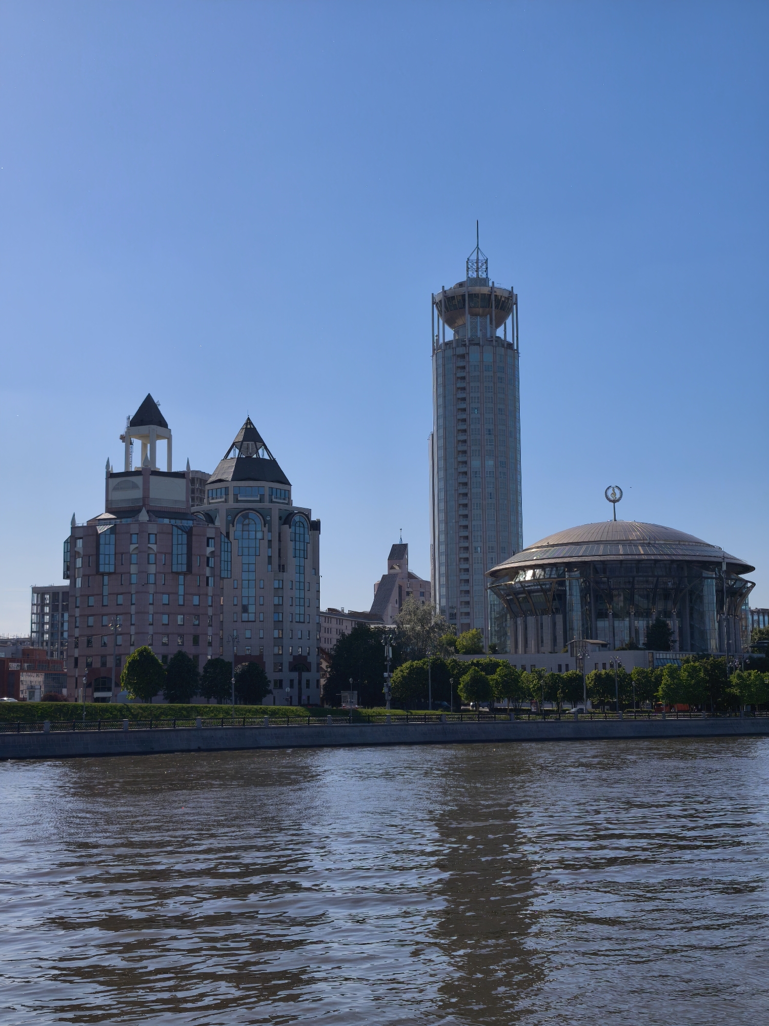 Afternoon recreation captured along Moscow's Moskva River waterfront