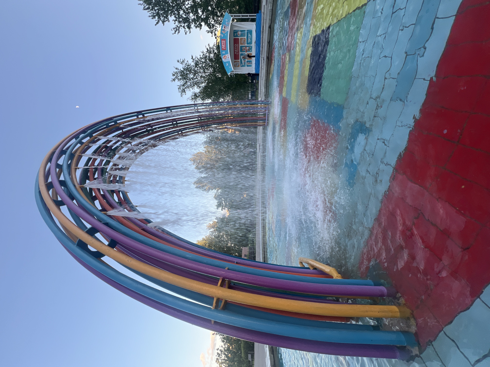 Rainbow fountain draws visitors to Moscow's Gorky Park