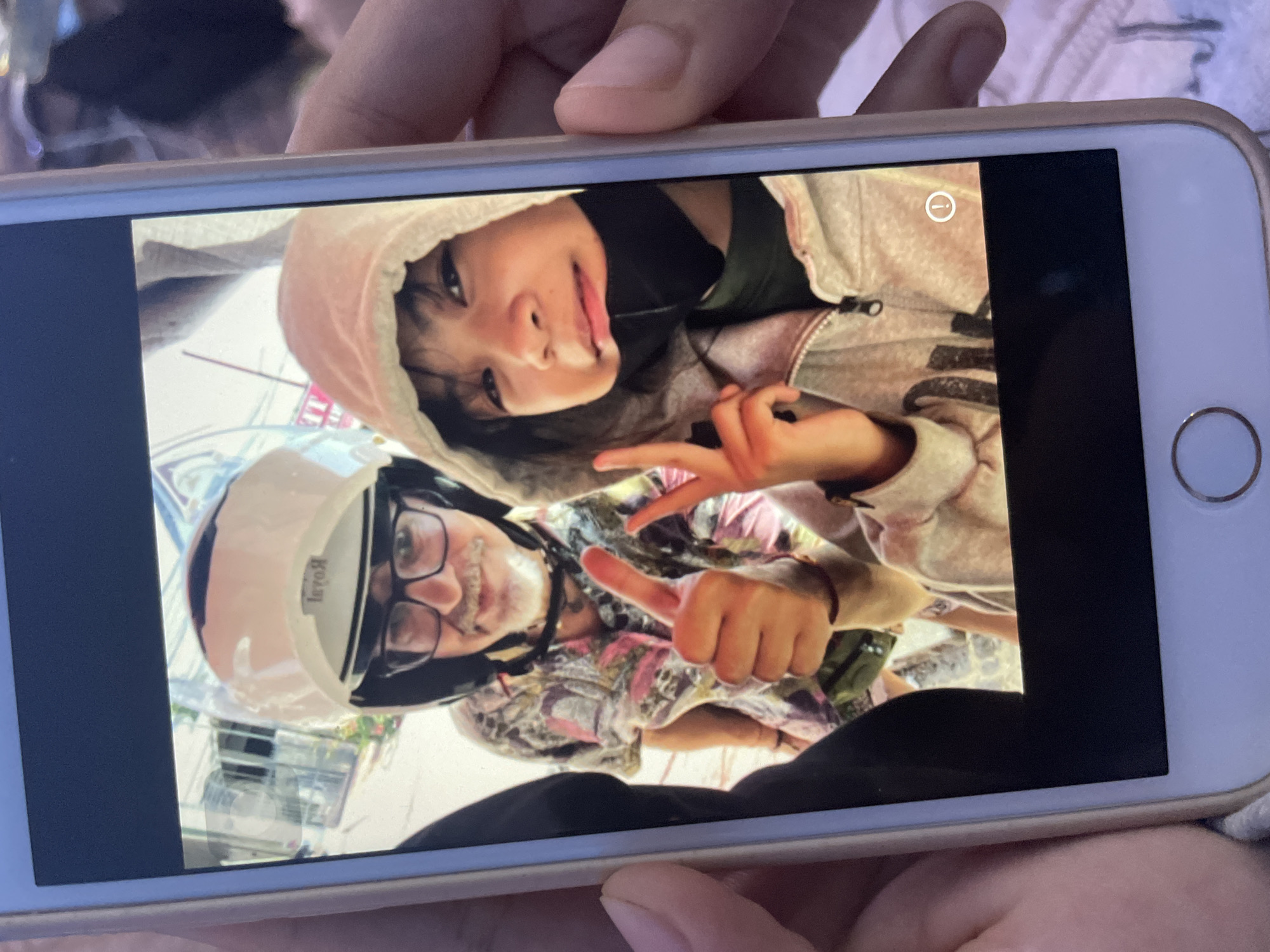 Phone photos and beverage stall interactions in Mũi Né