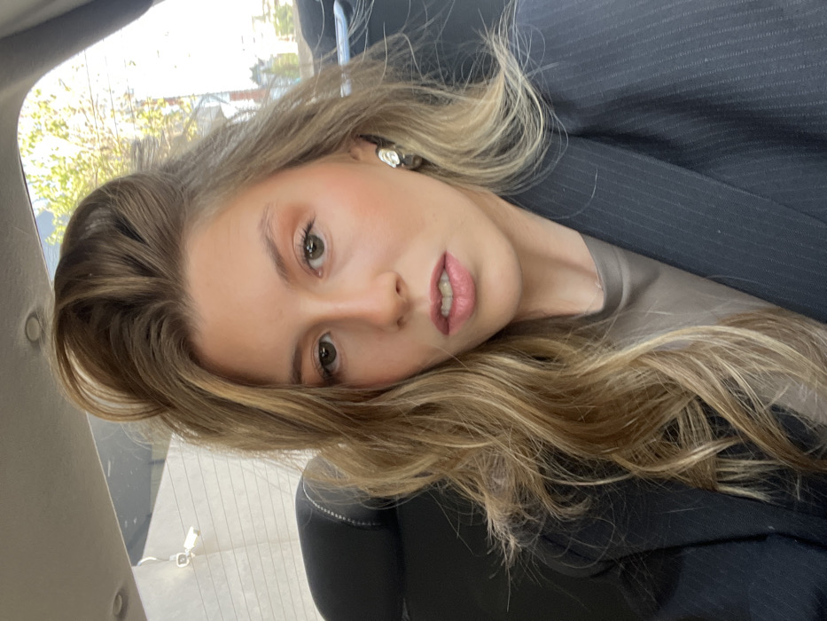 Woman in dark suit observed in vehicle backseat, Interlomas