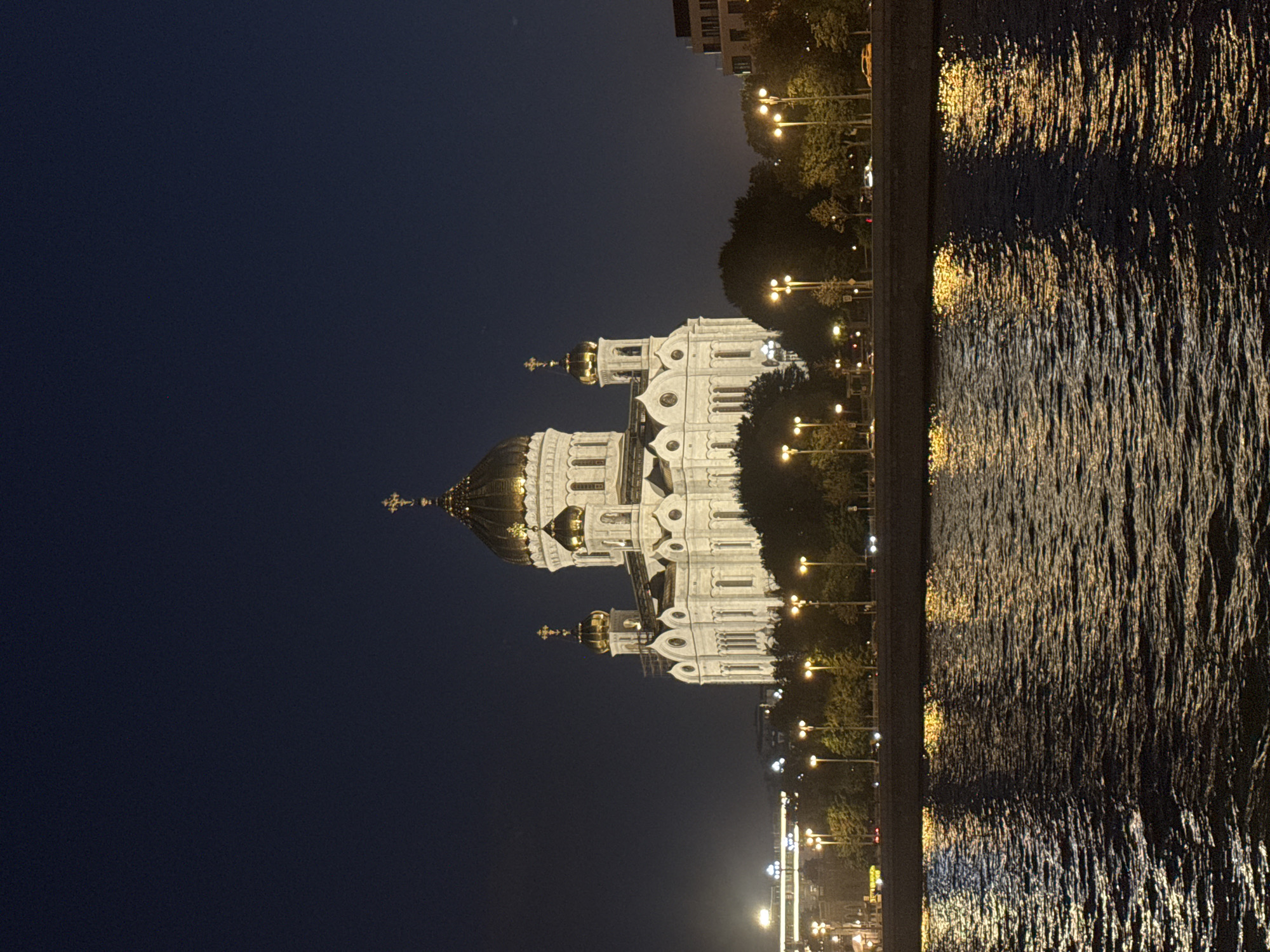 Moscow nighttime: river cruise, cathedral lights, and a Russian-language presentation
