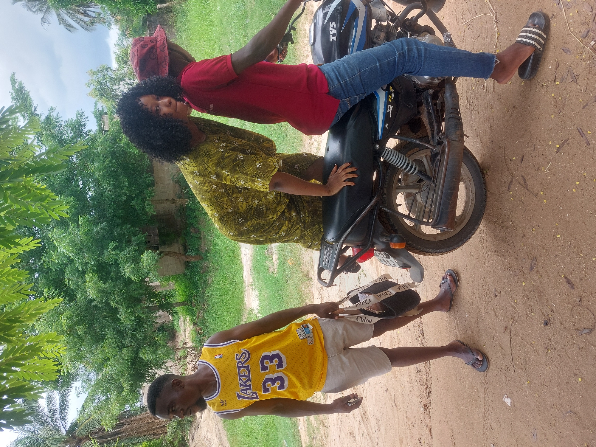 Daily life scenes captured on Dar es-Salaam dirt path