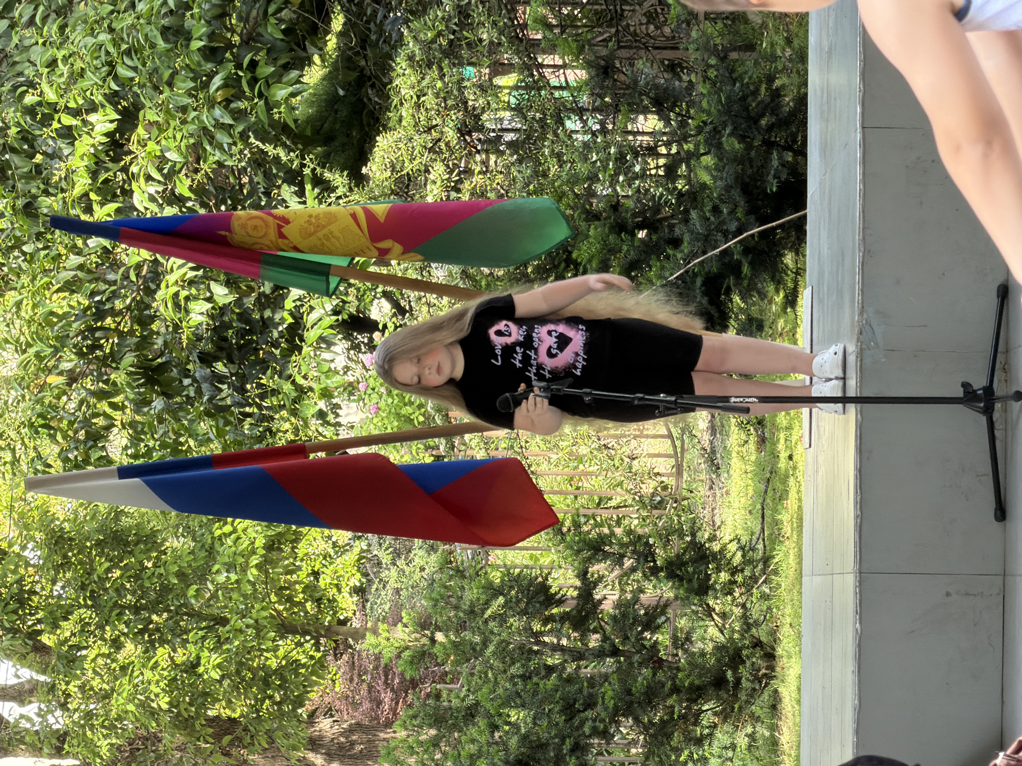 Young performer takes stage in Sochi amid local summer scenes