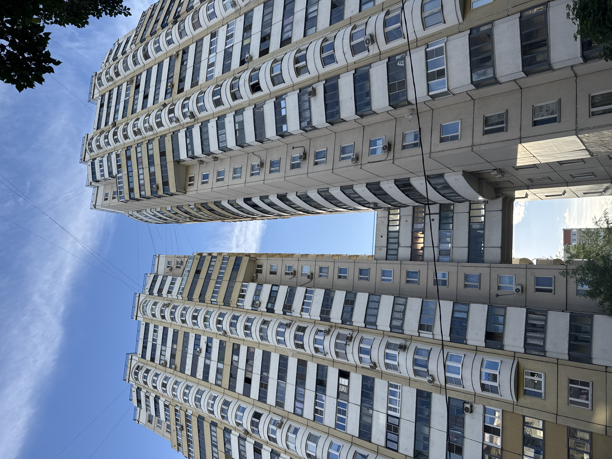 Moscow street scenes and residential buildings documented by witness