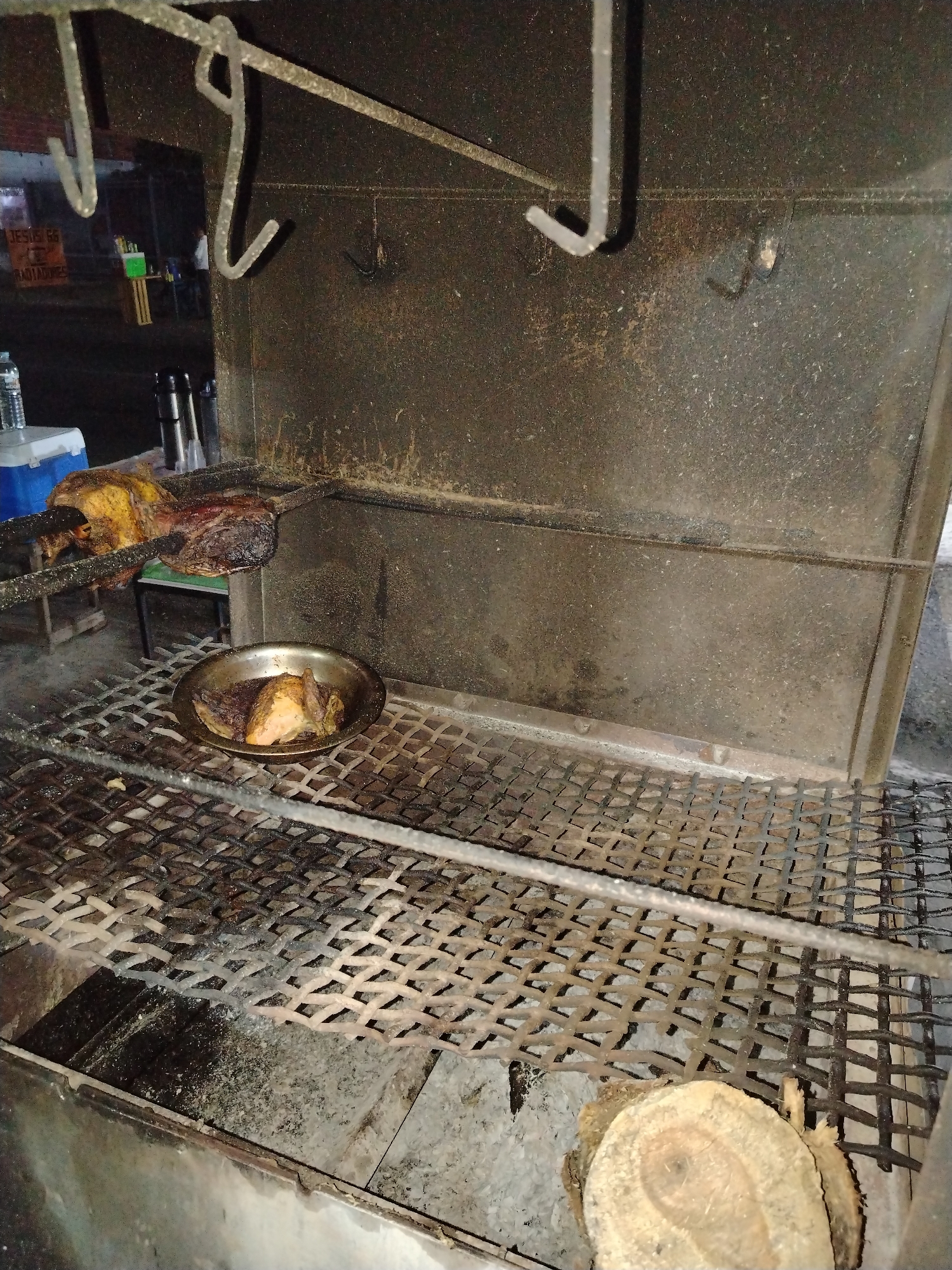 Nighttime dining observed at El Almendro food stand in Tinaquillo