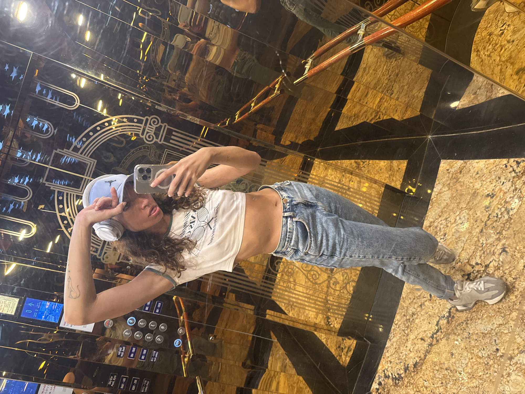 Woman takes elevator selfies in Đà Nẵng early morning