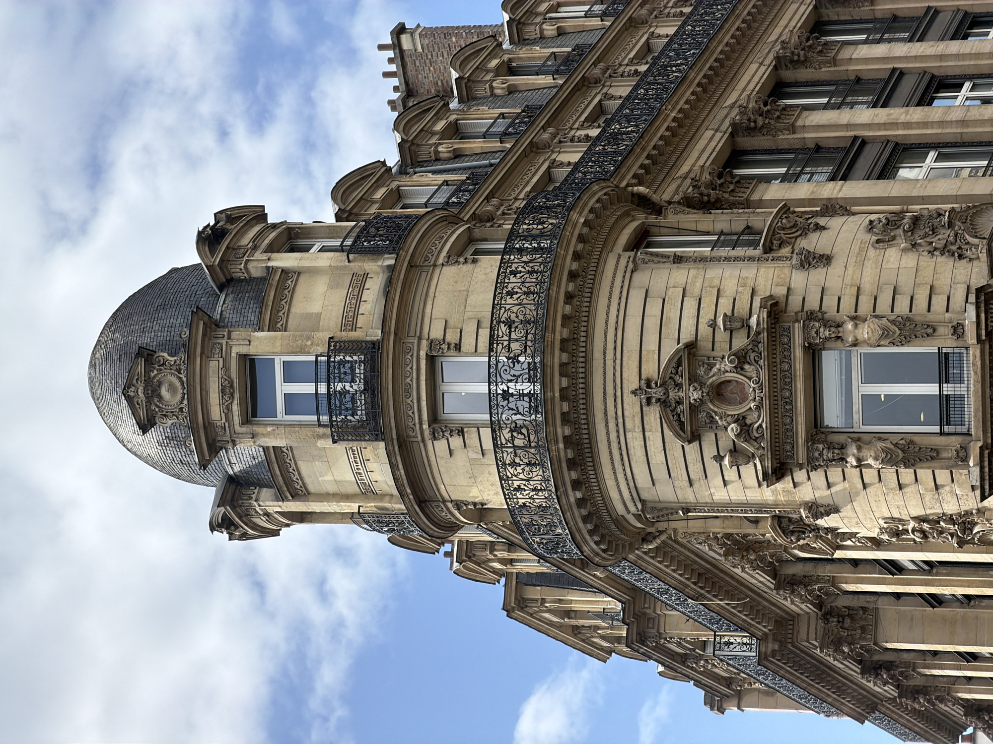 Ordinary Paris moments: architecture, crosswalk, indoor smartphone use documented