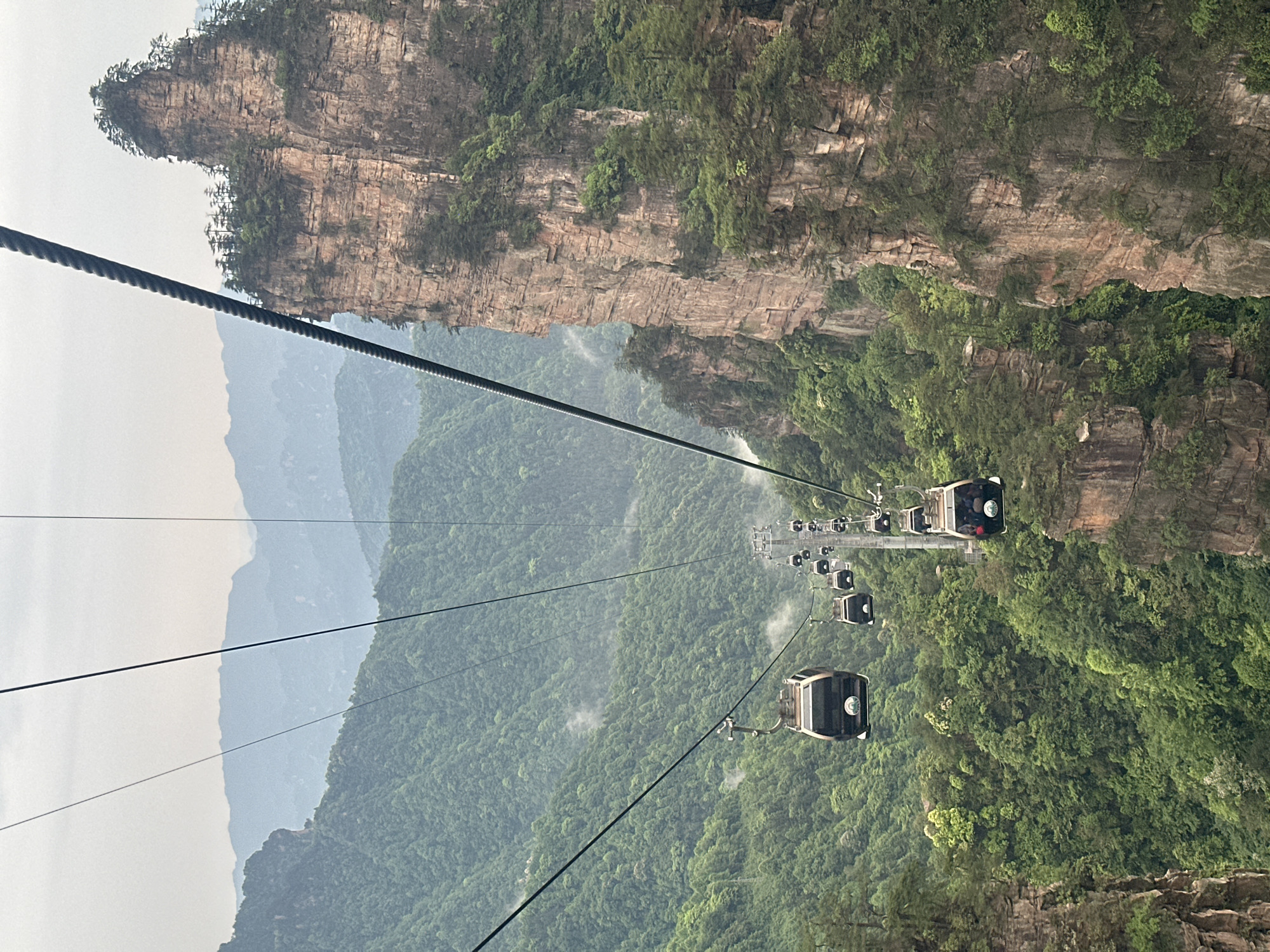 Tourist captures mountain views from Tianzi cable car, Zhangjiajie
