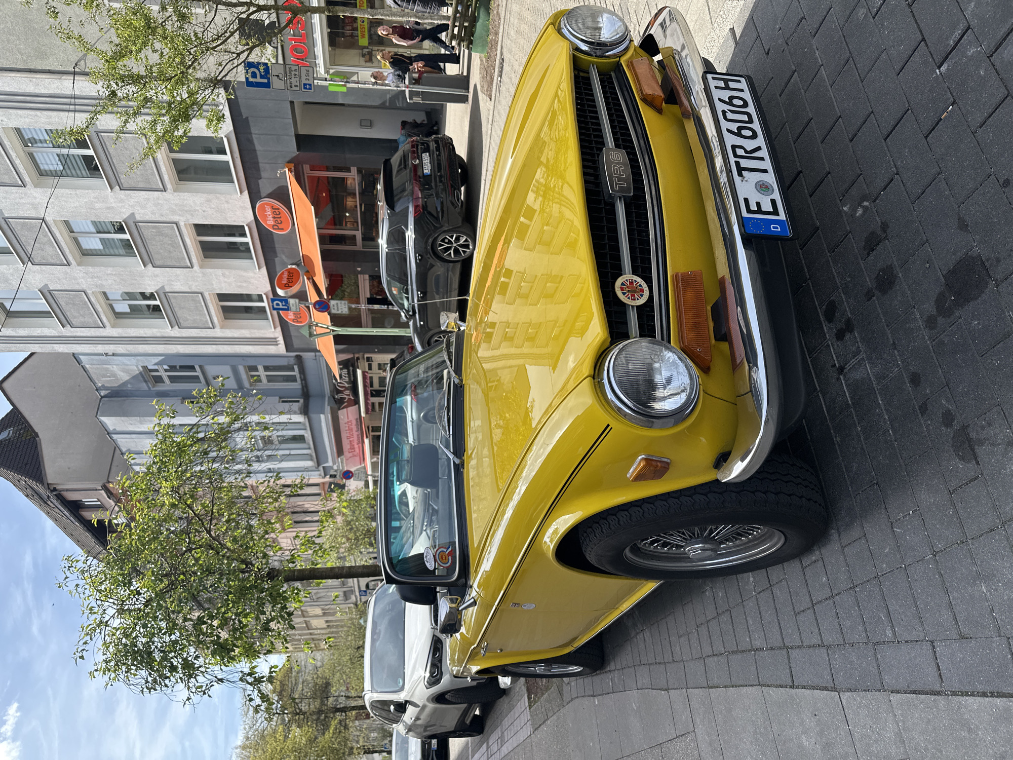 Classic cars spotted on Essen streets amid spring blossoms