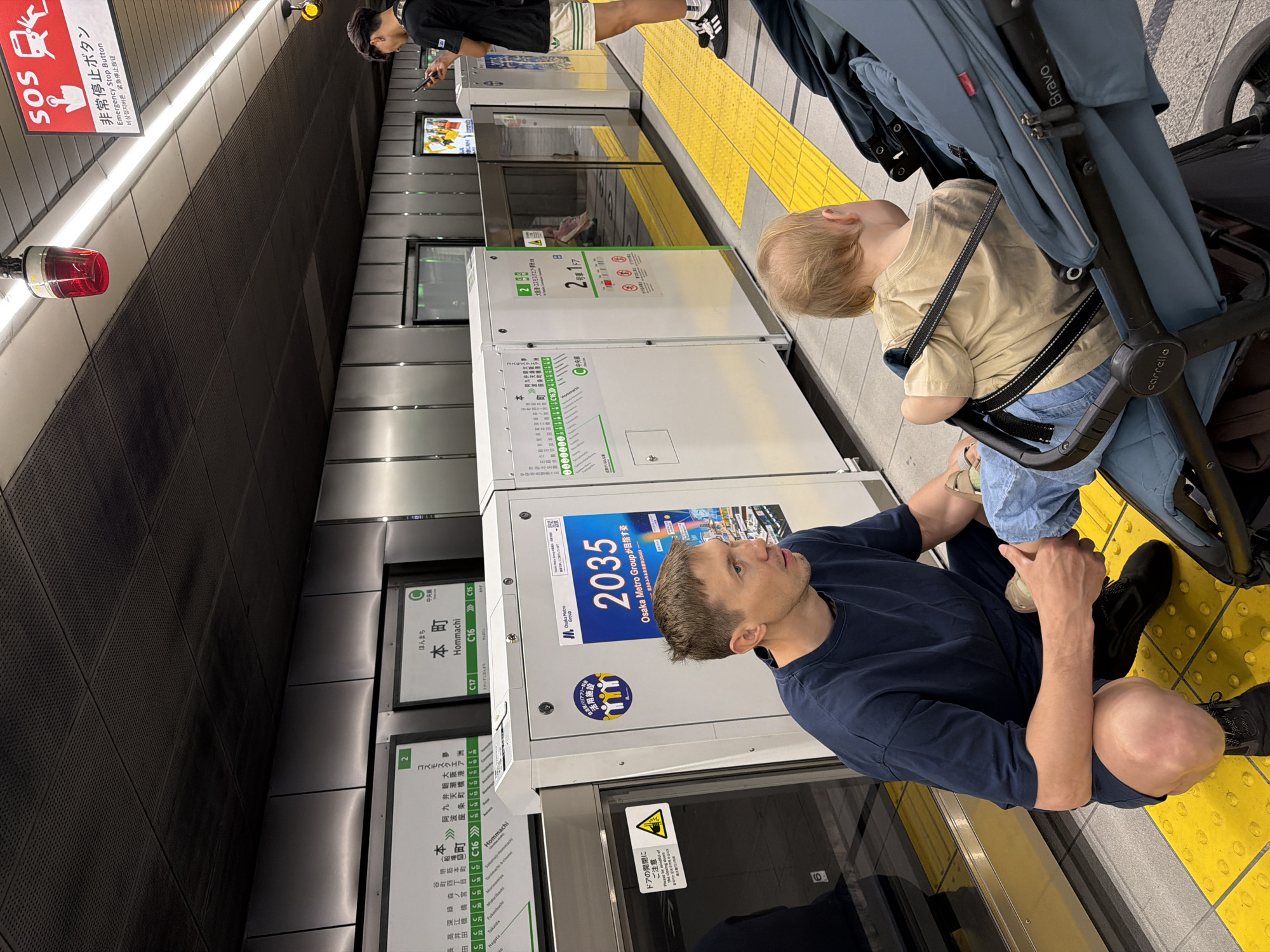 Routine scenes documented at Japanese subway station platform