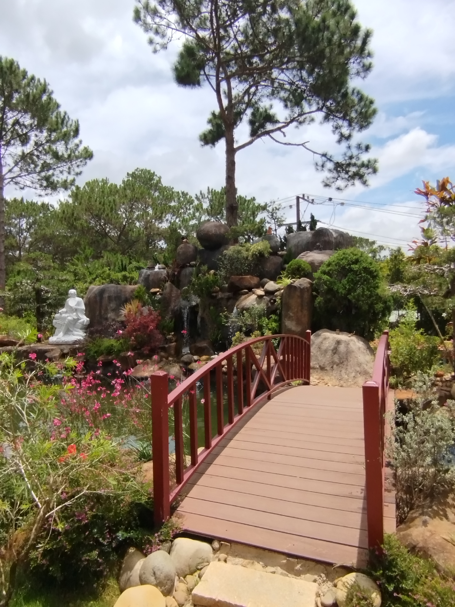 Tourist explores Da Lat gardens, pagodas and cable cars
