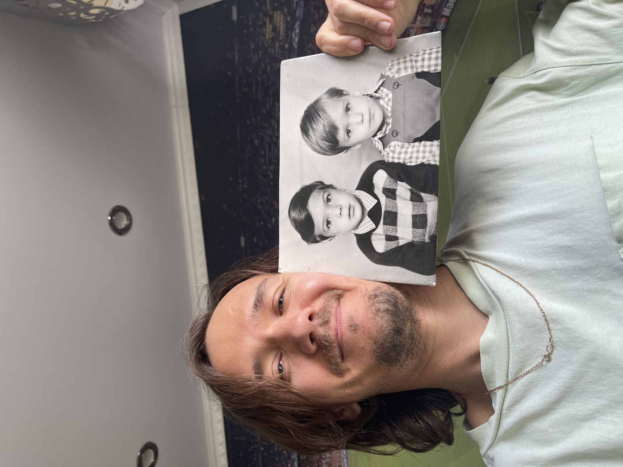 Man displays vintage photos and running medals collection