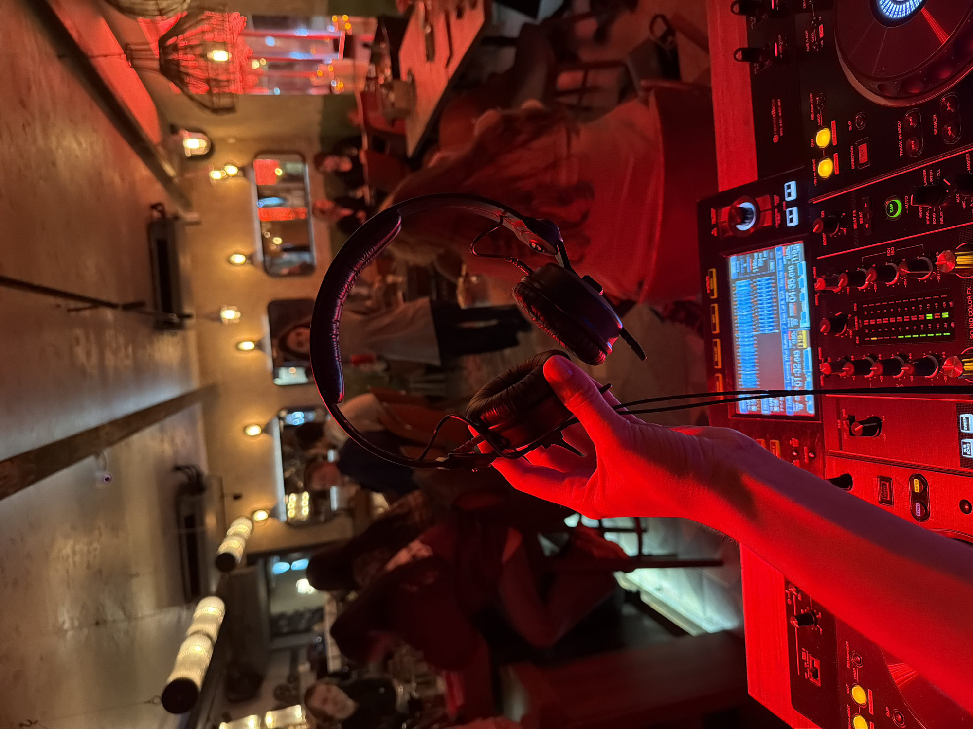 Moscow nightclub scenes captured by witnesses during evening hours