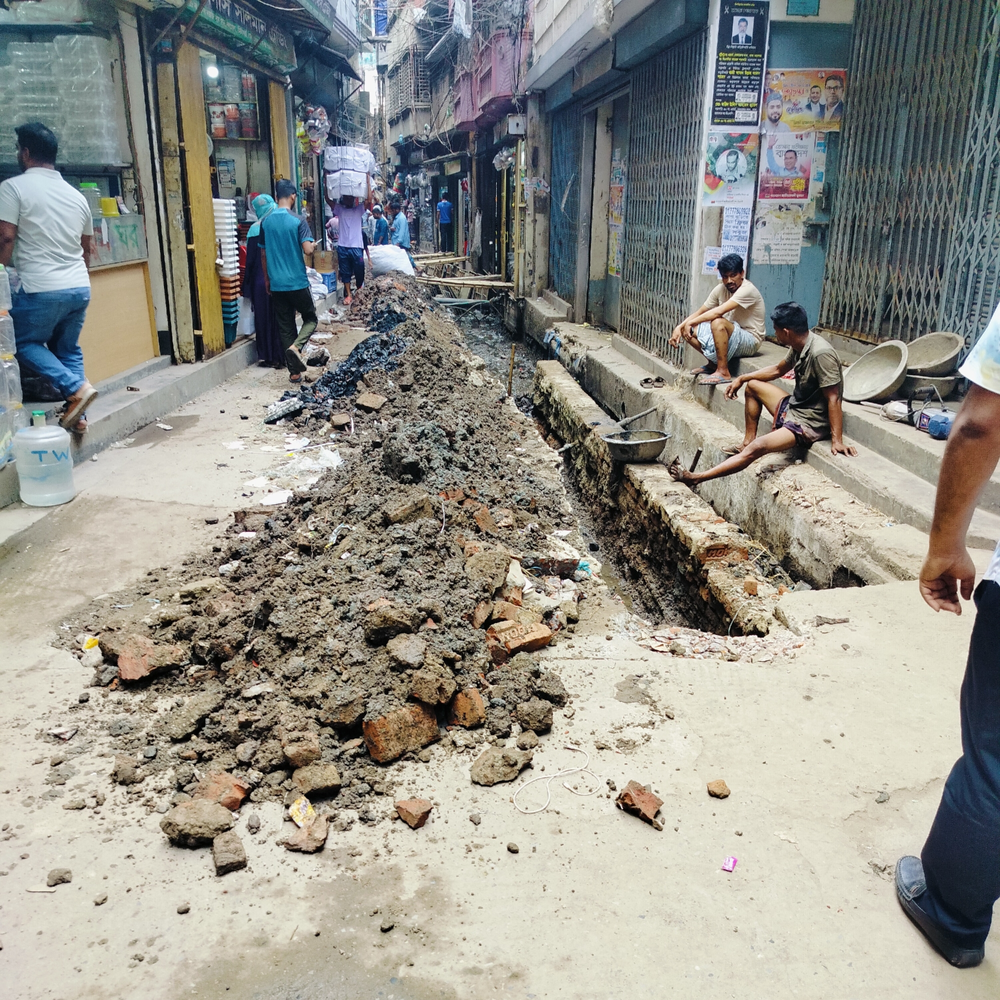 Early morning street life and commerce documented in Dhaka