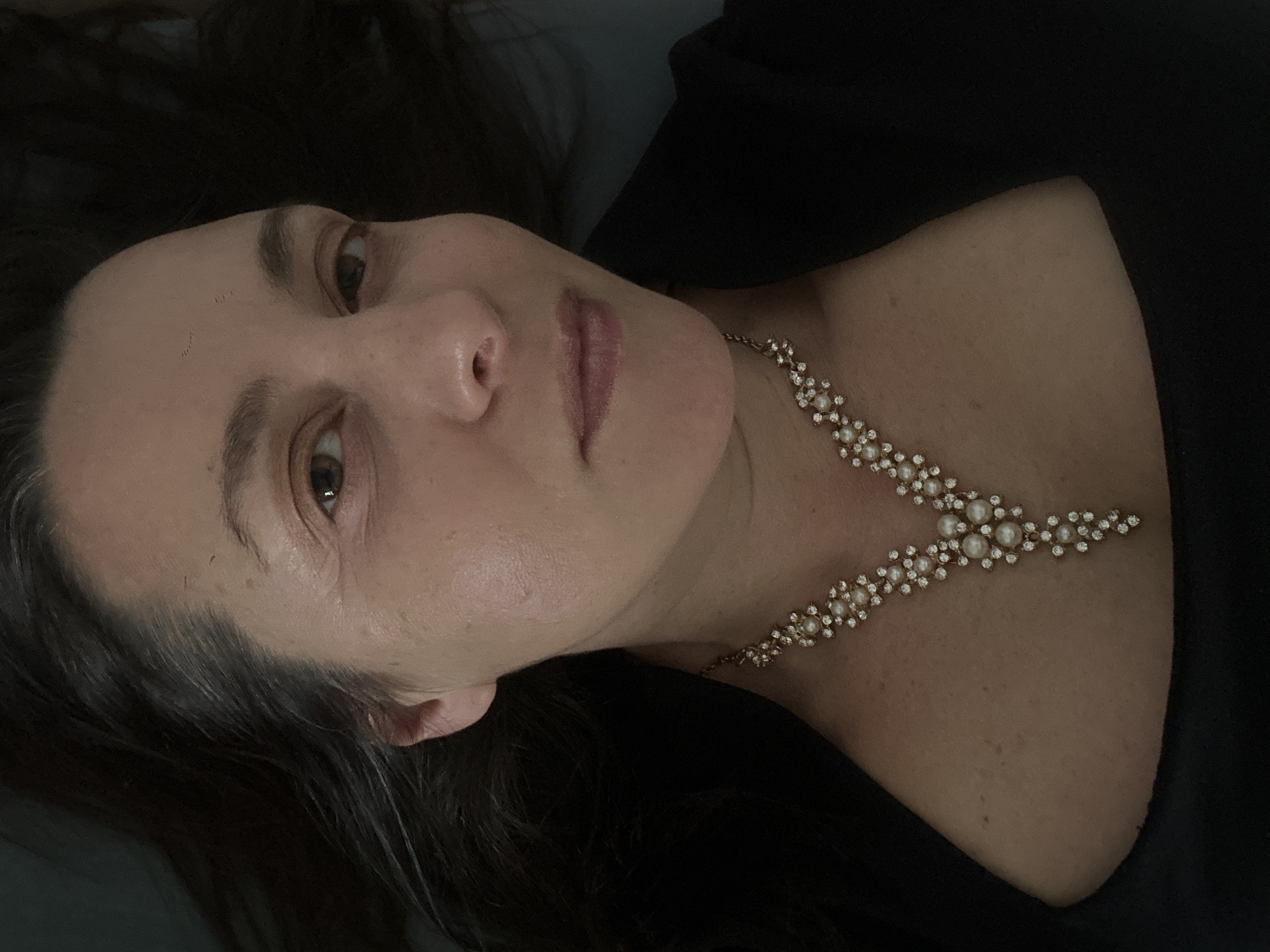 Portrait session and jewelry display documented in Riga