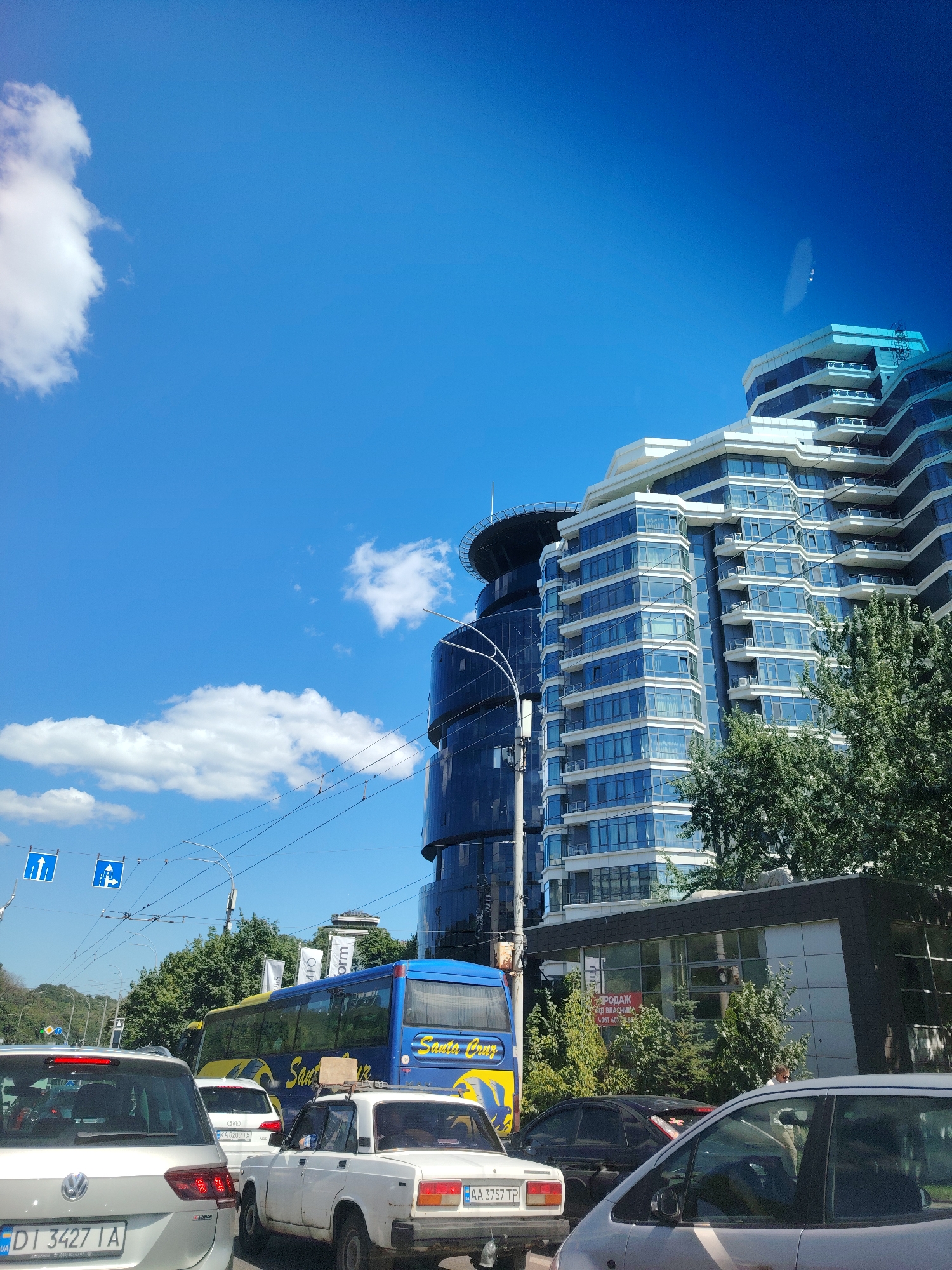 Sunny afternoon street-level views across central Kyiv