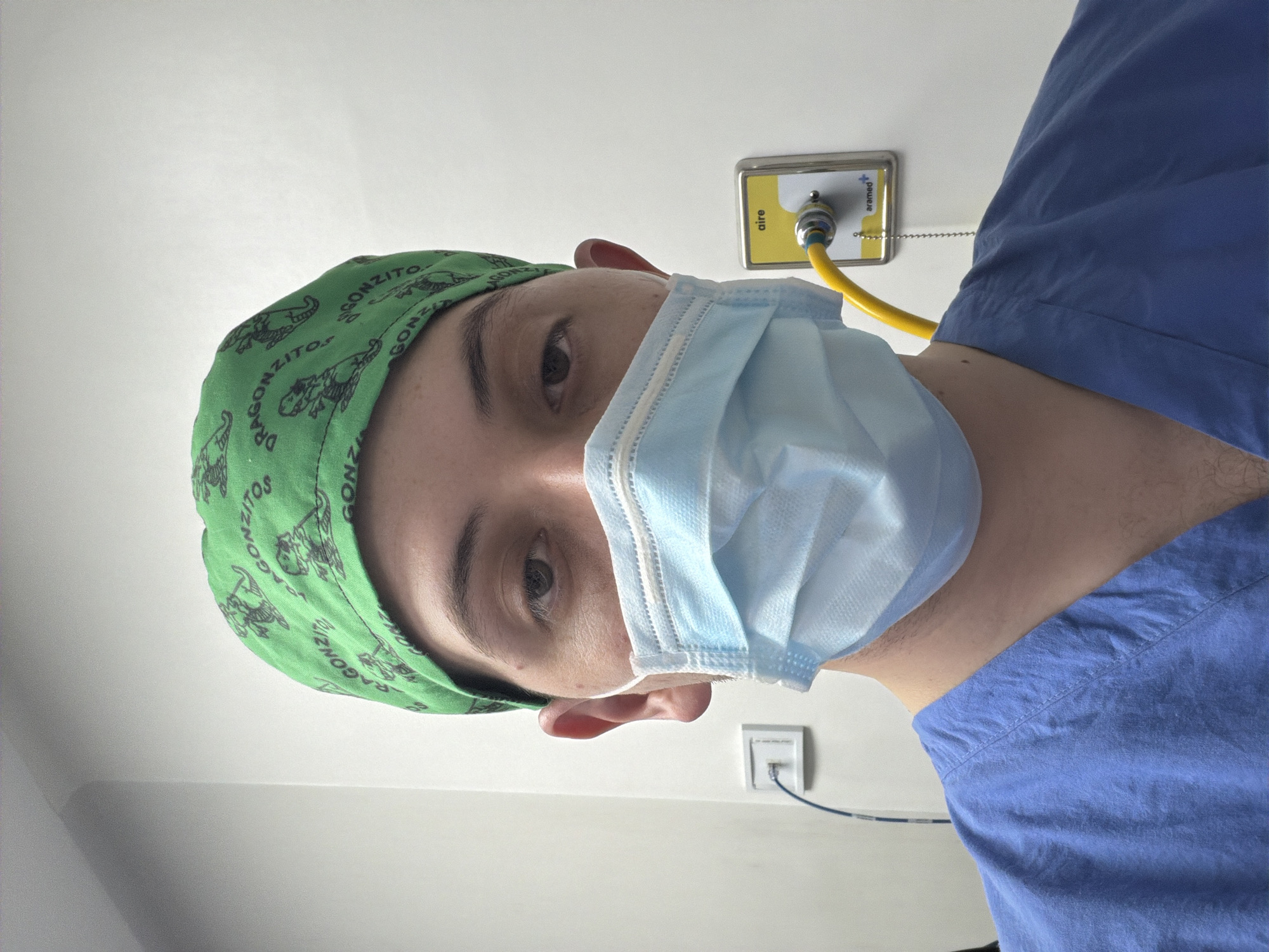 Medical worker in 'Dragonzito' surgical cap spotted in Puebla