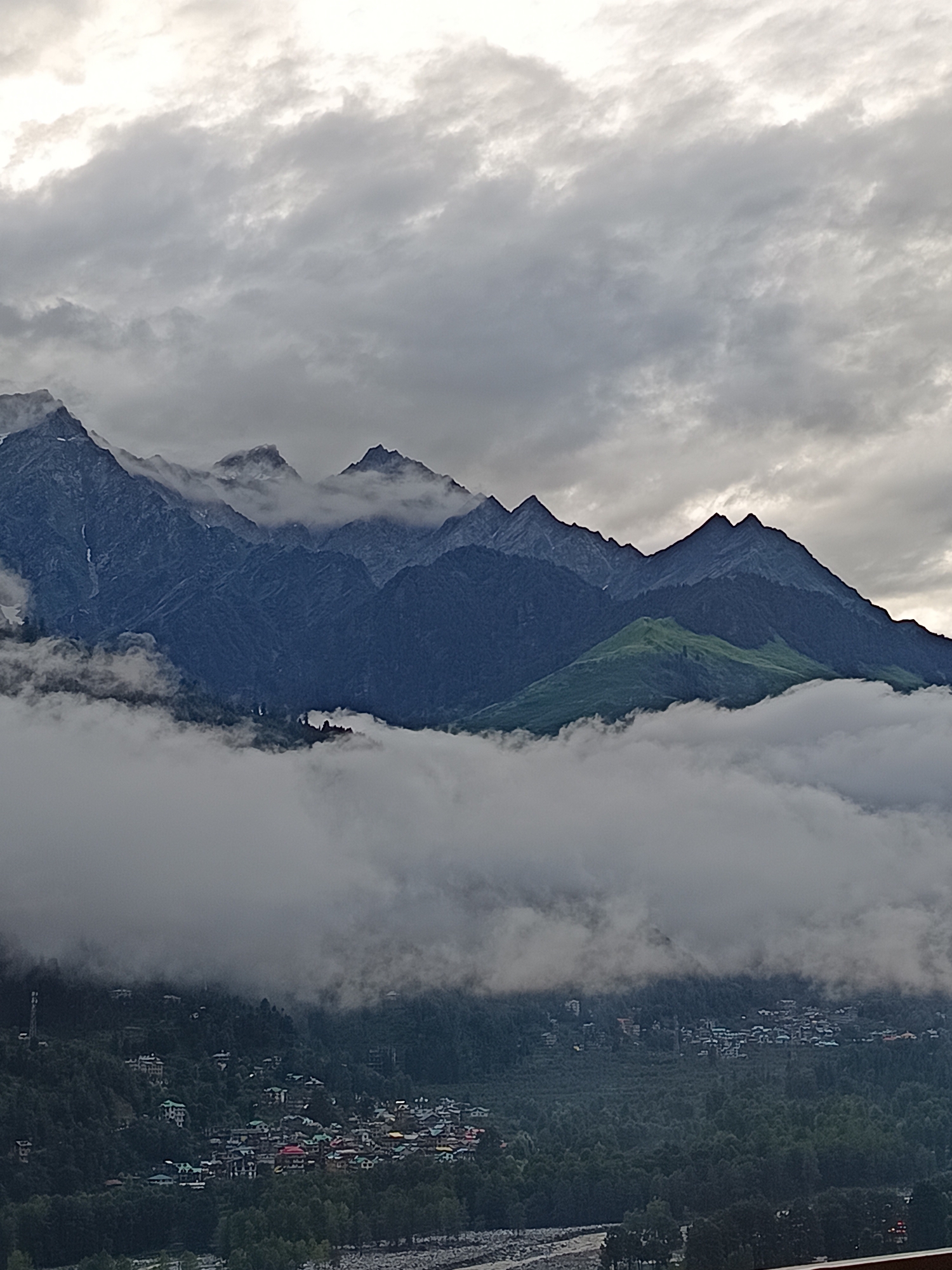 Vashisht village: mist, nightfall, and quiet street scenes